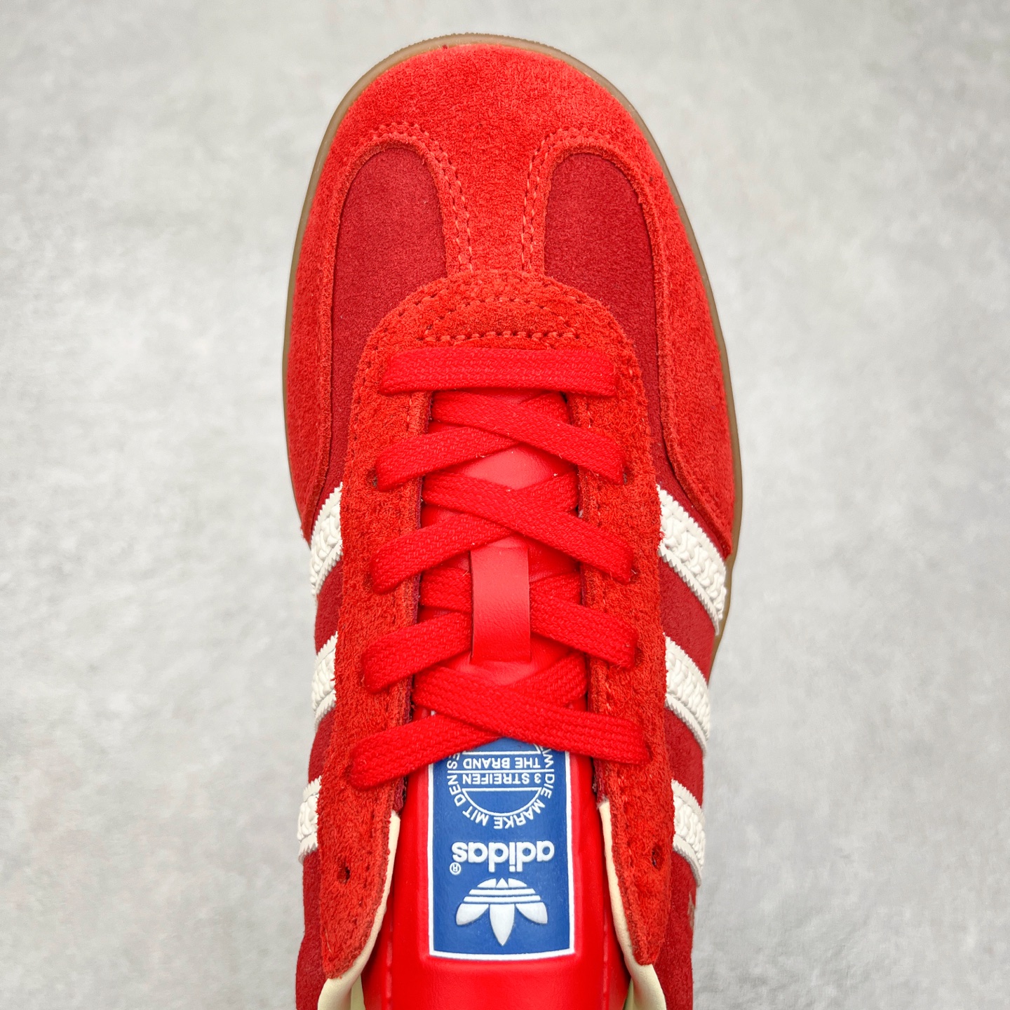 图片[4]-＃XC纯原 AD Original Gazelle Trainers 瞪羚室内鞋系列低帮复古百搭休闲运动德训风板鞋 高端零售特供批次 原厂定制长毛翻毛皮组合环保纤维革鞋面材质 内置环保海玻璃鞋垫 外置RB橡胶大底 产品品控稳定性领先行业 原厂全套原楦原纸板冲刀磨具开发 原厂皮料加持 原厂港宝加持定型后跟R度完美 将复古进行到底 简约流畅 三十年不变经典 这款Gazelle运动鞋 无论面料、配色、质感或设计 都只在重现其1991年原款的经典 皮革鞋面 撞色三条纹和鞋跟标的设计 力求呈现90年代的经典复古风潮 Samba火热的同时 也带动了其它的复古鞋型 Gazelle便是其中一只 Gazelle Indoor拥有包边更宽的T字型鞋头 更好的保护运动员的前掌 浓浓的复古氛围感 非常适合现在流行的Cleanfit风格 尺码：35.5 36 36⅔ 37⅓ 38 38⅔ 39⅓ 40 40⅔ 41⅓ 42 42⅔ 43⅓ 44 44⅔ 45-选品中心