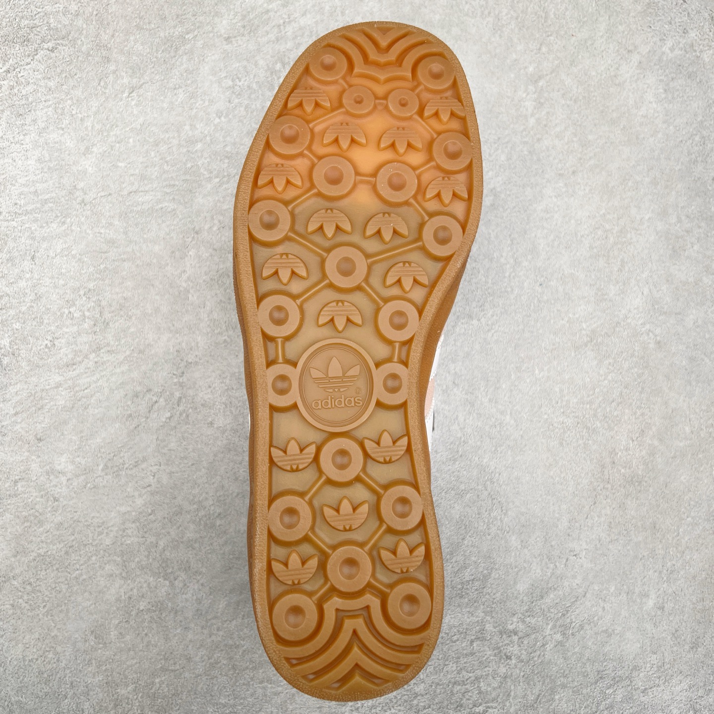 图片[9]-＃XC纯原 AD Original Gazelle Trainers 瞪羚室内鞋系列低帮复古百搭休闲运动德训风板鞋 高端零售特供批次 原厂定制长毛翻毛皮组合环保纤维革鞋面材质 内置环保海玻璃鞋垫 外置RB橡胶大底 产品品控稳定性领先行业 原厂全套原楦原纸板冲刀磨具开发 原厂皮料加持 原厂港宝加持定型后跟R度完美 将复古进行到底 简约流畅 三十年不变经典 这款Gazelle运动鞋 无论面料、配色、质感或设计 都只在重现其1991年原款的经典 皮革鞋面 撞色三条纹和鞋跟标的设计 力求呈现90年代的经典复古风潮 Samba火热的同时 也带动了其它的复古鞋型 Gazelle便是其中一只 Gazelle Indoor拥有包边更宽的T字型鞋头 更好的保护运动员的前掌 浓浓的复古氛围感 非常适合现在流行的Cleanfit风格 尺码：35.5 36 36⅔ 37⅓ 38 38⅔ 39⅓ 40 40⅔ 41⅓ 42 42⅔ 43⅓ 44 44⅔ 45-选品中心