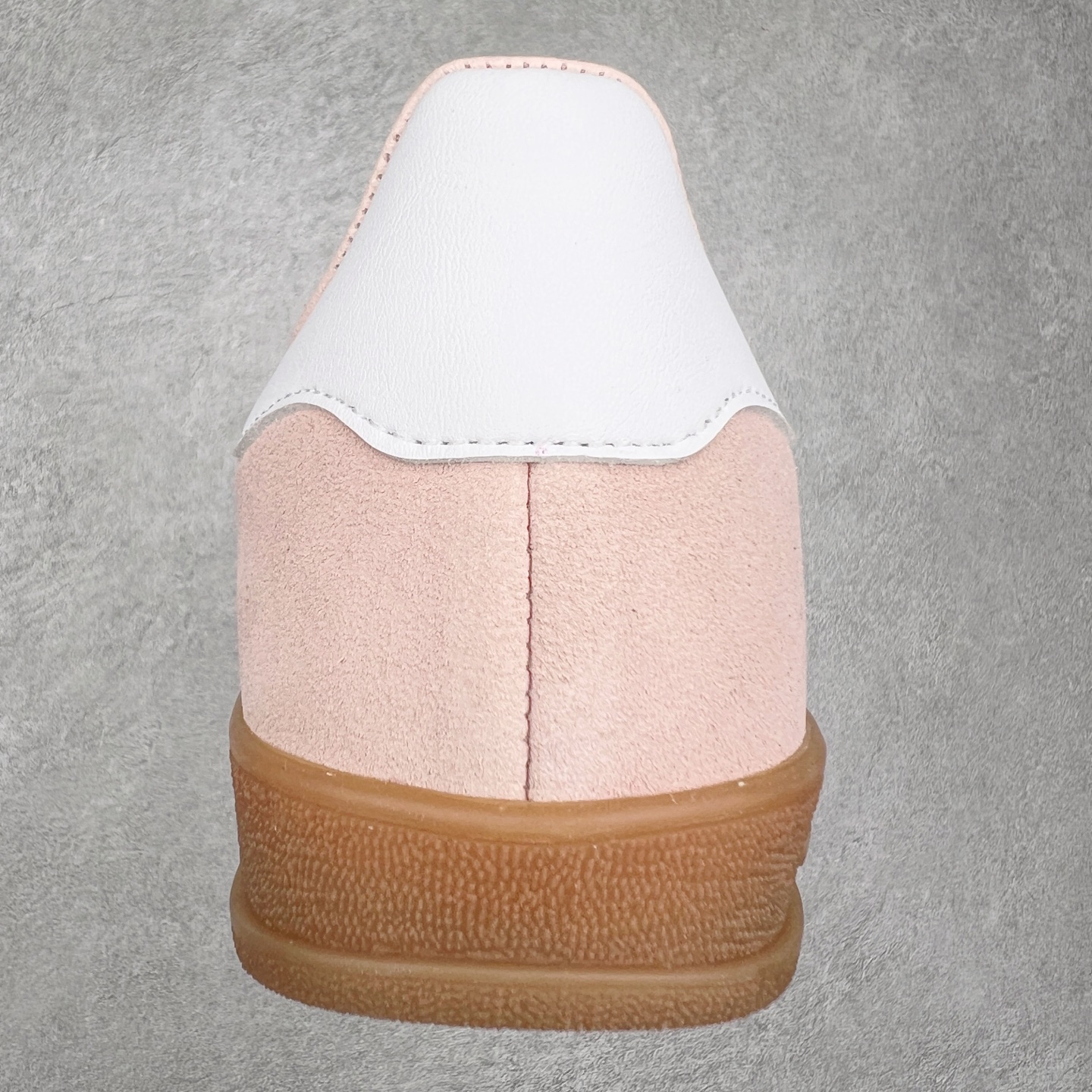 图片[8]-＃XC纯原 AD Original Gazelle Trainers 瞪羚室内鞋系列低帮复古百搭休闲运动德训风板鞋 高端零售特供批次 原厂定制长毛翻毛皮组合环保纤维革鞋面材质 内置环保海玻璃鞋垫 外置RB橡胶大底 产品品控稳定性领先行业 原厂全套原楦原纸板冲刀磨具开发 原厂皮料加持 原厂港宝加持定型后跟R度完美 将复古进行到底 简约流畅 三十年不变经典 这款Gazelle运动鞋 无论面料、配色、质感或设计 都只在重现其1991年原款的经典 皮革鞋面 撞色三条纹和鞋跟标的设计 力求呈现90年代的经典复古风潮 Samba火热的同时 也带动了其它的复古鞋型 Gazelle便是其中一只 Gazelle Indoor拥有包边更宽的T字型鞋头 更好的保护运动员的前掌 浓浓的复古氛围感 非常适合现在流行的Cleanfit风格 尺码：35.5 36 36⅔ 37⅓ 38 38⅔ 39⅓ 40 40⅔ 41⅓ 42 42⅔ 43⅓ 44 44⅔ 45-选品中心