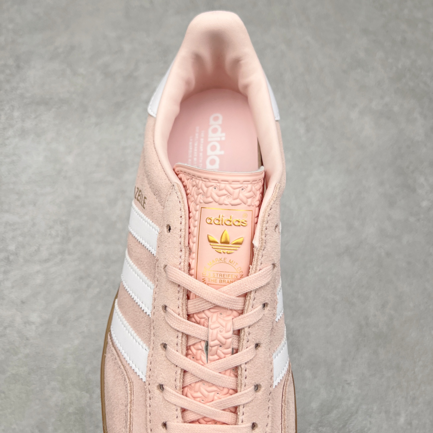 图片[5]-＃XC纯原 AD Original Gazelle Trainers 瞪羚室内鞋系列低帮复古百搭休闲运动德训风板鞋 高端零售特供批次 原厂定制长毛翻毛皮组合环保纤维革鞋面材质 内置环保海玻璃鞋垫 外置RB橡胶大底 产品品控稳定性领先行业 原厂全套原楦原纸板冲刀磨具开发 原厂皮料加持 原厂港宝加持定型后跟R度完美 将复古进行到底 简约流畅 三十年不变经典 这款Gazelle运动鞋 无论面料、配色、质感或设计 都只在重现其1991年原款的经典 皮革鞋面 撞色三条纹和鞋跟标的设计 力求呈现90年代的经典复古风潮 Samba火热的同时 也带动了其它的复古鞋型 Gazelle便是其中一只 Gazelle Indoor拥有包边更宽的T字型鞋头 更好的保护运动员的前掌 浓浓的复古氛围感 非常适合现在流行的Cleanfit风格 尺码：35.5 36 36⅔ 37⅓ 38 38⅔ 39⅓ 40 40⅔ 41⅓ 42 42⅔ 43⅓ 44 44⅔ 45-选品中心