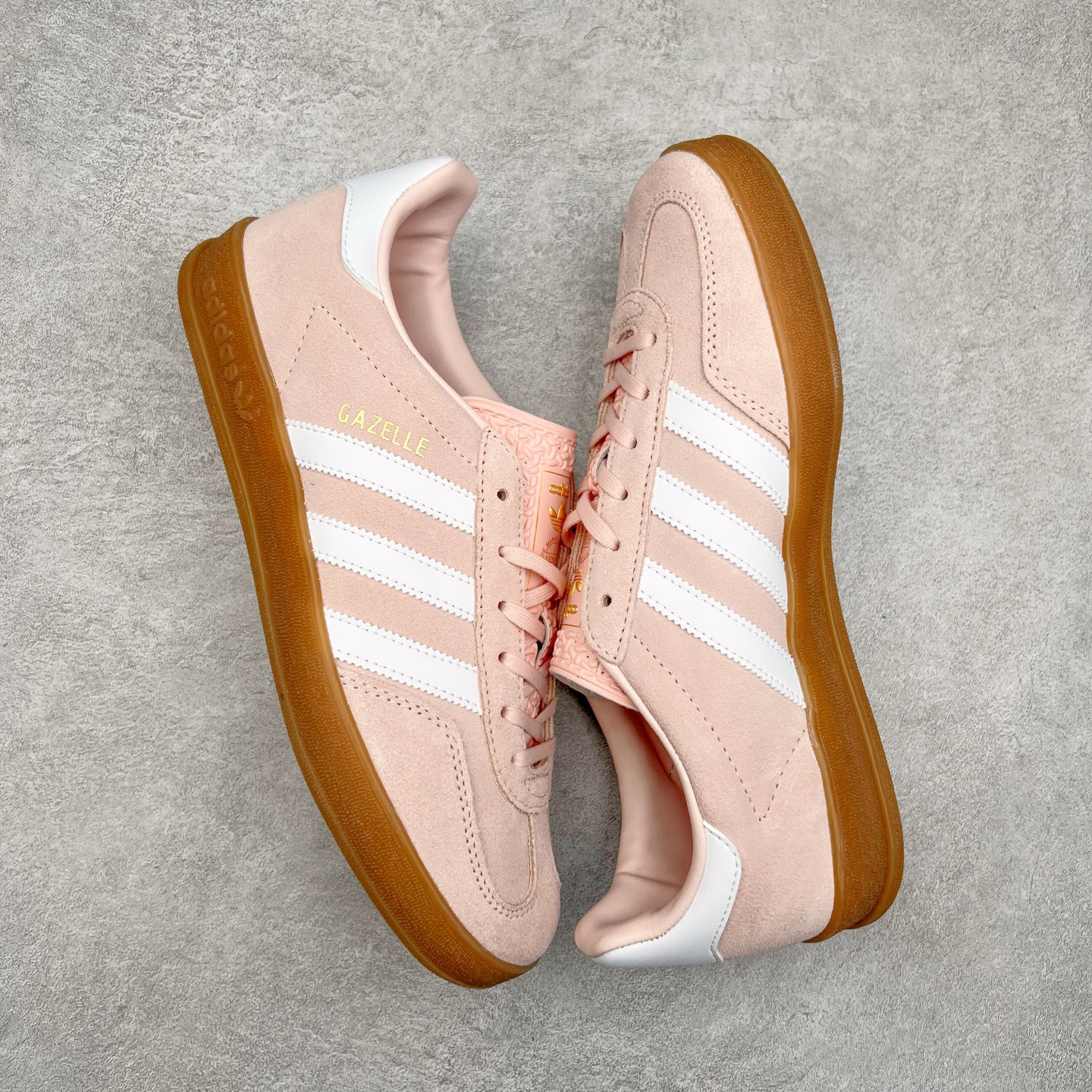 图片[3]-＃XC纯原 AD Original Gazelle Trainers 瞪羚室内鞋系列低帮复古百搭休闲运动德训风板鞋 高端零售特供批次 原厂定制长毛翻毛皮组合环保纤维革鞋面材质 内置环保海玻璃鞋垫 外置RB橡胶大底 产品品控稳定性领先行业 原厂全套原楦原纸板冲刀磨具开发 原厂皮料加持 原厂港宝加持定型后跟R度完美 将复古进行到底 简约流畅 三十年不变经典 这款Gazelle运动鞋 无论面料、配色、质感或设计 都只在重现其1991年原款的经典 皮革鞋面 撞色三条纹和鞋跟标的设计 力求呈现90年代的经典复古风潮 Samba火热的同时 也带动了其它的复古鞋型 Gazelle便是其中一只 Gazelle Indoor拥有包边更宽的T字型鞋头 更好的保护运动员的前掌 浓浓的复古氛围感 非常适合现在流行的Cleanfit风格 尺码：35.5 36 36⅔ 37⅓ 38 38⅔ 39⅓ 40 40⅔ 41⅓ 42 42⅔ 43⅓ 44 44⅔ 45-选品中心