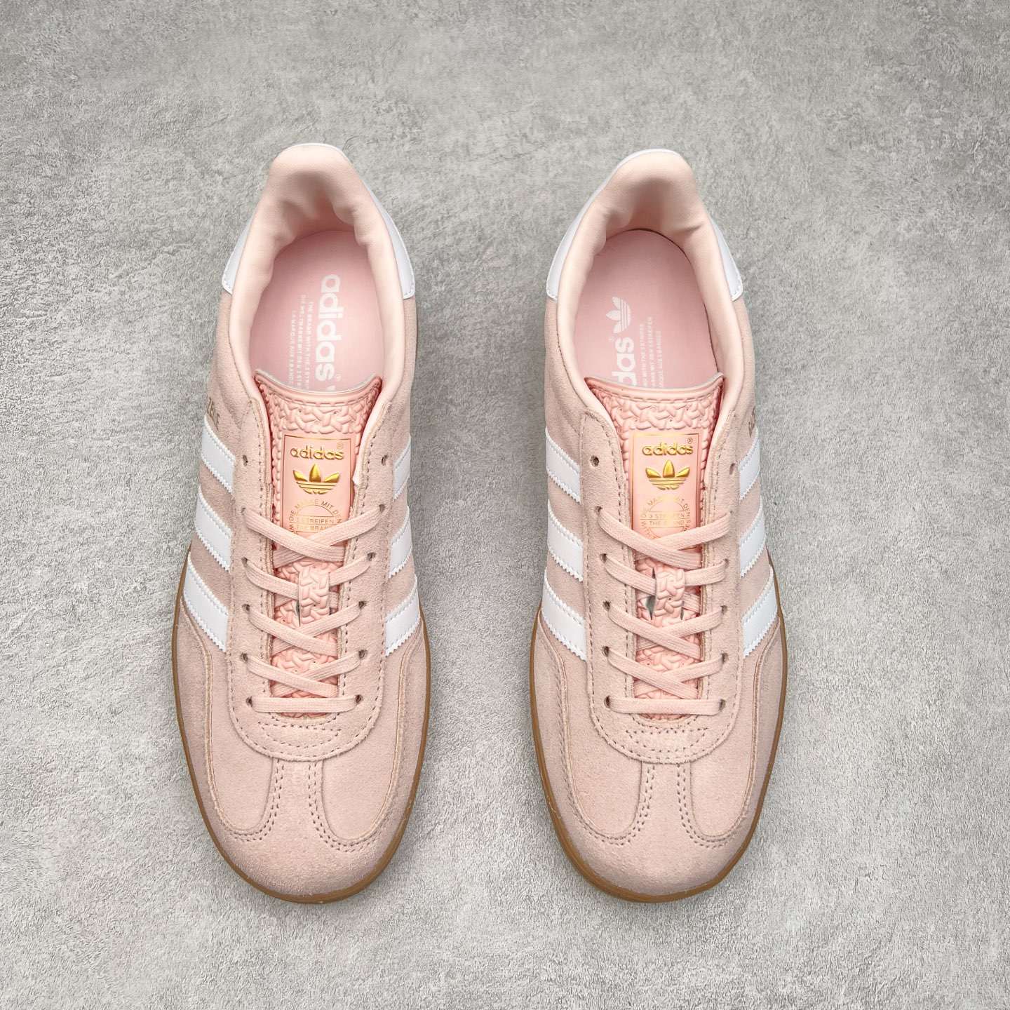 图片[2]-＃XC纯原 AD Original Gazelle Trainers 瞪羚室内鞋系列低帮复古百搭休闲运动德训风板鞋 高端零售特供批次 原厂定制长毛翻毛皮组合环保纤维革鞋面材质 内置环保海玻璃鞋垫 外置RB橡胶大底 产品品控稳定性领先行业 原厂全套原楦原纸板冲刀磨具开发 原厂皮料加持 原厂港宝加持定型后跟R度完美 将复古进行到底 简约流畅 三十年不变经典 这款Gazelle运动鞋 无论面料、配色、质感或设计 都只在重现其1991年原款的经典 皮革鞋面 撞色三条纹和鞋跟标的设计 力求呈现90年代的经典复古风潮 Samba火热的同时 也带动了其它的复古鞋型 Gazelle便是其中一只 Gazelle Indoor拥有包边更宽的T字型鞋头 更好的保护运动员的前掌 浓浓的复古氛围感 非常适合现在流行的Cleanfit风格 尺码：35.5 36 36⅔ 37⅓ 38 38⅔ 39⅓ 40 40⅔ 41⅓ 42 42⅔ 43⅓ 44 44⅔ 45-选品中心