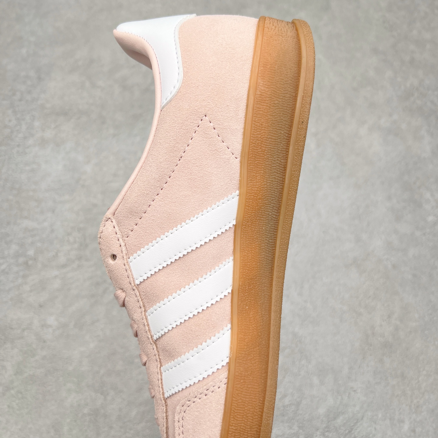 图片[7]-＃XC纯原 AD Original Gazelle Trainers 瞪羚室内鞋系列低帮复古百搭休闲运动德训风板鞋 高端零售特供批次 原厂定制长毛翻毛皮组合环保纤维革鞋面材质 内置环保海玻璃鞋垫 外置RB橡胶大底 产品品控稳定性领先行业 原厂全套原楦原纸板冲刀磨具开发 原厂皮料加持 原厂港宝加持定型后跟R度完美 将复古进行到底 简约流畅 三十年不变经典 这款Gazelle运动鞋 无论面料、配色、质感或设计 都只在重现其1991年原款的经典 皮革鞋面 撞色三条纹和鞋跟标的设计 力求呈现90年代的经典复古风潮 Samba火热的同时 也带动了其它的复古鞋型 Gazelle便是其中一只 Gazelle Indoor拥有包边更宽的T字型鞋头 更好的保护运动员的前掌 浓浓的复古氛围感 非常适合现在流行的Cleanfit风格 尺码：35.5 36 36⅔ 37⅓ 38 38⅔ 39⅓ 40 40⅔ 41⅓ 42 42⅔ 43⅓ 44 44⅔ 45-选品中心