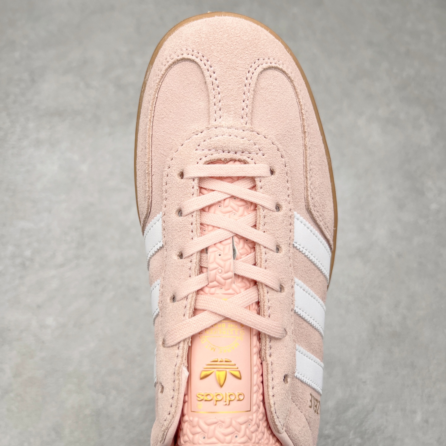 图片[4]-＃XC纯原 AD Original Gazelle Trainers 瞪羚室内鞋系列低帮复古百搭休闲运动德训风板鞋 高端零售特供批次 原厂定制长毛翻毛皮组合环保纤维革鞋面材质 内置环保海玻璃鞋垫 外置RB橡胶大底 产品品控稳定性领先行业 原厂全套原楦原纸板冲刀磨具开发 原厂皮料加持 原厂港宝加持定型后跟R度完美 将复古进行到底 简约流畅 三十年不变经典 这款Gazelle运动鞋 无论面料、配色、质感或设计 都只在重现其1991年原款的经典 皮革鞋面 撞色三条纹和鞋跟标的设计 力求呈现90年代的经典复古风潮 Samba火热的同时 也带动了其它的复古鞋型 Gazelle便是其中一只 Gazelle Indoor拥有包边更宽的T字型鞋头 更好的保护运动员的前掌 浓浓的复古氛围感 非常适合现在流行的Cleanfit风格 尺码：35.5 36 36⅔ 37⅓ 38 38⅔ 39⅓ 40 40⅔ 41⅓ 42 42⅔ 43⅓ 44 44⅔ 45-选品中心