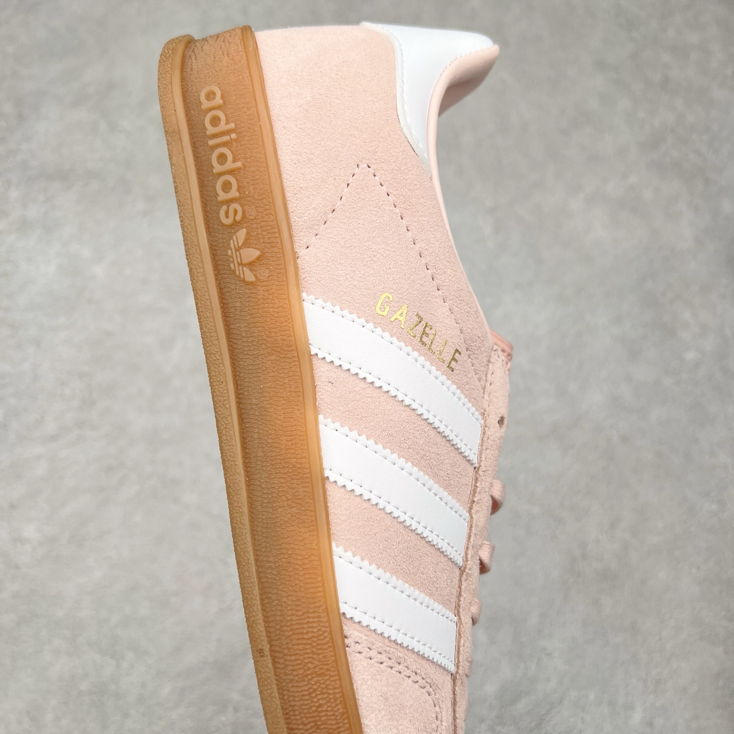 图片[6]-＃XC纯原 AD Original Gazelle Trainers 瞪羚室内鞋系列低帮复古百搭休闲运动德训风板鞋 高端零售特供批次 原厂定制长毛翻毛皮组合环保纤维革鞋面材质 内置环保海玻璃鞋垫 外置RB橡胶大底 产品品控稳定性领先行业 原厂全套原楦原纸板冲刀磨具开发 原厂皮料加持 原厂港宝加持定型后跟R度完美 将复古进行到底 简约流畅 三十年不变经典 这款Gazelle运动鞋 无论面料、配色、质感或设计 都只在重现其1991年原款的经典 皮革鞋面 撞色三条纹和鞋跟标的设计 力求呈现90年代的经典复古风潮 Samba火热的同时 也带动了其它的复古鞋型 Gazelle便是其中一只 Gazelle Indoor拥有包边更宽的T字型鞋头 更好的保护运动员的前掌 浓浓的复古氛围感 非常适合现在流行的Cleanfit风格 尺码：35.5 36 36⅔ 37⅓ 38 38⅔ 39⅓ 40 40⅔ 41⅓ 42 42⅔ 43⅓ 44 44⅔ 45-选品中心