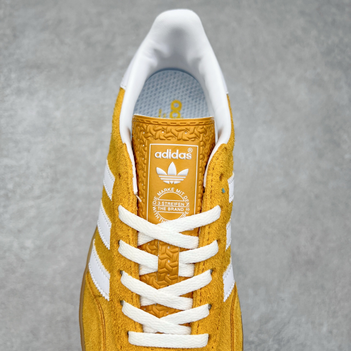 图片[5]-＃XC纯原 AD Original Gazelle Trainers 瞪羚室内鞋系列低帮复古百搭休闲运动德训风板鞋 高端零售特供批次 原厂定制长毛翻毛皮组合环保纤维革鞋面材质 内置环保海玻璃鞋垫 外置RB橡胶大底 产品品控稳定性领先行业 原厂全套原楦原纸板冲刀磨具开发 原厂皮料加持 原厂港宝加持定型后跟R度完美 将复古进行到底 简约流畅 三十年不变经典 这款Gazelle运动鞋 无论面料、配色、质感或设计 都只在重现其1991年原款的经典 皮革鞋面 撞色三条纹和鞋跟标的设计 力求呈现90年代的经典复古风潮 Samba火热的同时 也带动了其它的复古鞋型 Gazelle便是其中一只 Gazelle Indoor拥有包边更宽的T字型鞋头 更好的保护运动员的前掌 浓浓的复古氛围感 非常适合现在流行的Cleanfit风格 尺码：35.5 36 36⅔ 37⅓ 38 38⅔ 39⅓ 40 40⅔ 41⅓ 42 42⅔ 43⅓ 44 44⅔ 45-选品中心