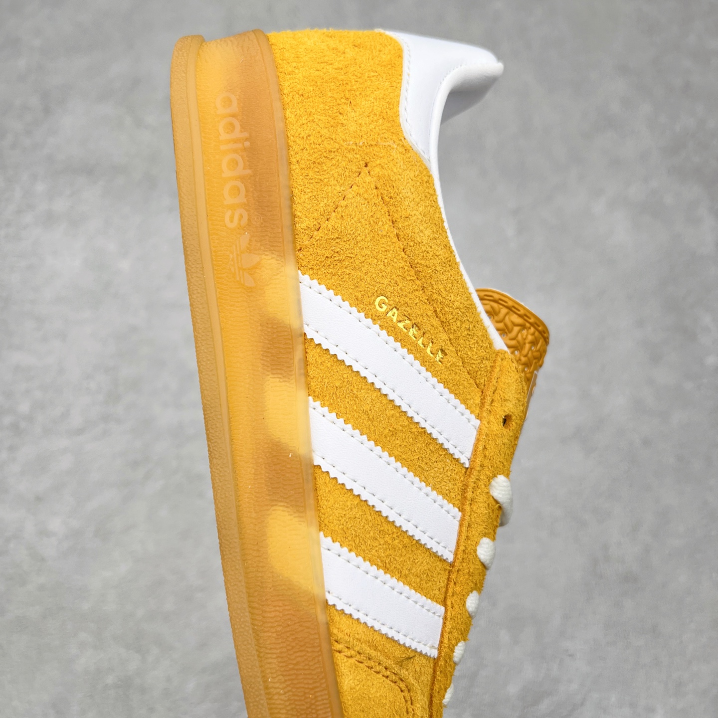 图片[6]-＃XC纯原 AD Original Gazelle Trainers 瞪羚室内鞋系列低帮复古百搭休闲运动德训风板鞋 高端零售特供批次 原厂定制长毛翻毛皮组合环保纤维革鞋面材质 内置环保海玻璃鞋垫 外置RB橡胶大底 产品品控稳定性领先行业 原厂全套原楦原纸板冲刀磨具开发 原厂皮料加持 原厂港宝加持定型后跟R度完美 将复古进行到底 简约流畅 三十年不变经典 这款Gazelle运动鞋 无论面料、配色、质感或设计 都只在重现其1991年原款的经典 皮革鞋面 撞色三条纹和鞋跟标的设计 力求呈现90年代的经典复古风潮 Samba火热的同时 也带动了其它的复古鞋型 Gazelle便是其中一只 Gazelle Indoor拥有包边更宽的T字型鞋头 更好的保护运动员的前掌 浓浓的复古氛围感 非常适合现在流行的Cleanfit风格 尺码：35.5 36 36⅔ 37⅓ 38 38⅔ 39⅓ 40 40⅔ 41⅓ 42 42⅔ 43⅓ 44 44⅔ 45-选品中心