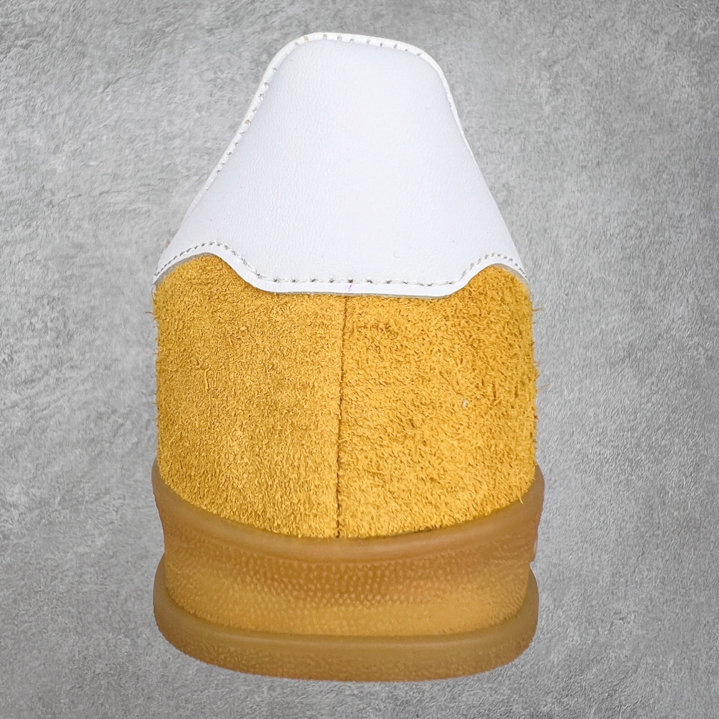 图片[8]-＃XC纯原 AD Original Gazelle Trainers 瞪羚室内鞋系列低帮复古百搭休闲运动德训风板鞋 高端零售特供批次 原厂定制长毛翻毛皮组合环保纤维革鞋面材质 内置环保海玻璃鞋垫 外置RB橡胶大底 产品品控稳定性领先行业 原厂全套原楦原纸板冲刀磨具开发 原厂皮料加持 原厂港宝加持定型后跟R度完美 将复古进行到底 简约流畅 三十年不变经典 这款Gazelle运动鞋 无论面料、配色、质感或设计 都只在重现其1991年原款的经典 皮革鞋面 撞色三条纹和鞋跟标的设计 力求呈现90年代的经典复古风潮 Samba火热的同时 也带动了其它的复古鞋型 Gazelle便是其中一只 Gazelle Indoor拥有包边更宽的T字型鞋头 更好的保护运动员的前掌 浓浓的复古氛围感 非常适合现在流行的Cleanfit风格 尺码：35.5 36 36⅔ 37⅓ 38 38⅔ 39⅓ 40 40⅔ 41⅓ 42 42⅔ 43⅓ 44 44⅔ 45-选品中心