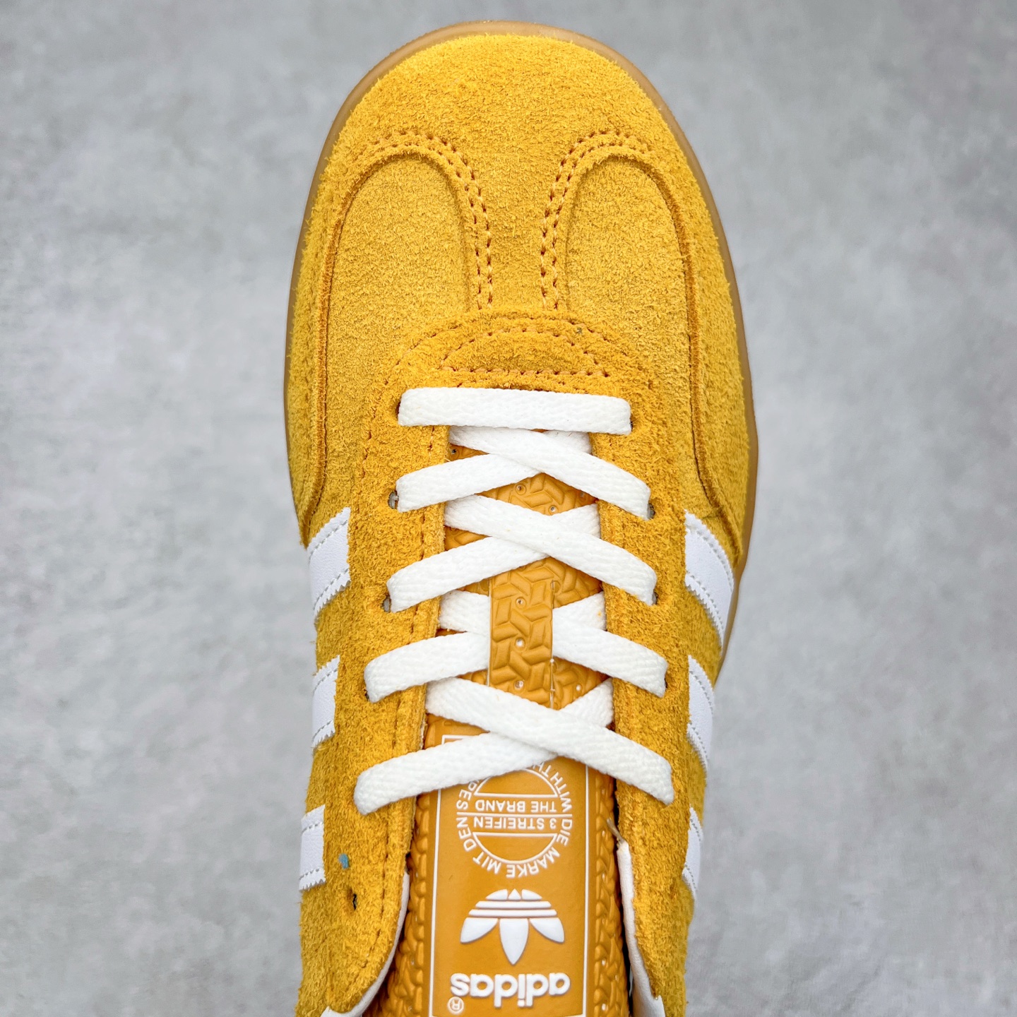 图片[4]-＃XC纯原 AD Original Gazelle Trainers 瞪羚室内鞋系列低帮复古百搭休闲运动德训风板鞋 高端零售特供批次 原厂定制长毛翻毛皮组合环保纤维革鞋面材质 内置环保海玻璃鞋垫 外置RB橡胶大底 产品品控稳定性领先行业 原厂全套原楦原纸板冲刀磨具开发 原厂皮料加持 原厂港宝加持定型后跟R度完美 将复古进行到底 简约流畅 三十年不变经典 这款Gazelle运动鞋 无论面料、配色、质感或设计 都只在重现其1991年原款的经典 皮革鞋面 撞色三条纹和鞋跟标的设计 力求呈现90年代的经典复古风潮 Samba火热的同时 也带动了其它的复古鞋型 Gazelle便是其中一只 Gazelle Indoor拥有包边更宽的T字型鞋头 更好的保护运动员的前掌 浓浓的复古氛围感 非常适合现在流行的Cleanfit风格 尺码：35.5 36 36⅔ 37⅓ 38 38⅔ 39⅓ 40 40⅔ 41⅓ 42 42⅔ 43⅓ 44 44⅔ 45-选品中心