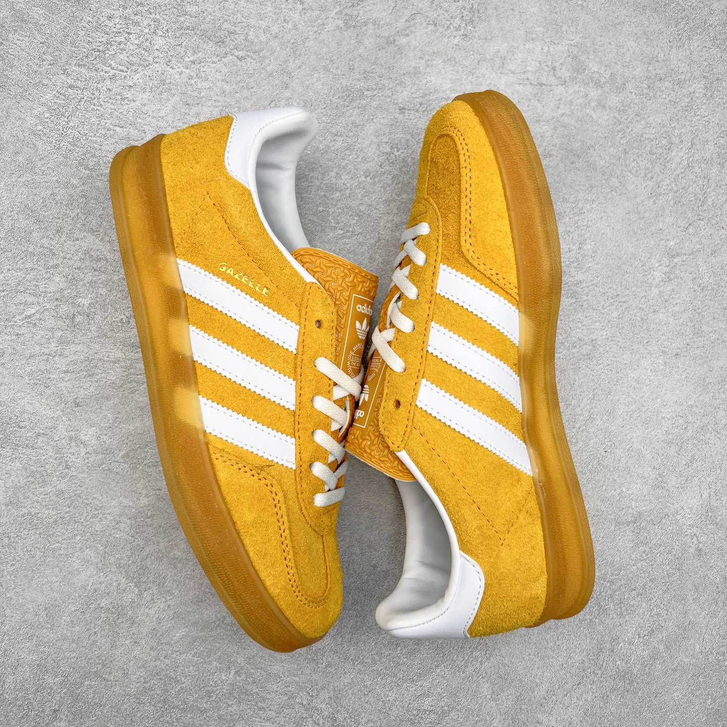 图片[3]-＃XC纯原 AD Original Gazelle Trainers 瞪羚室内鞋系列低帮复古百搭休闲运动德训风板鞋 高端零售特供批次 原厂定制长毛翻毛皮组合环保纤维革鞋面材质 内置环保海玻璃鞋垫 外置RB橡胶大底 产品品控稳定性领先行业 原厂全套原楦原纸板冲刀磨具开发 原厂皮料加持 原厂港宝加持定型后跟R度完美 将复古进行到底 简约流畅 三十年不变经典 这款Gazelle运动鞋 无论面料、配色、质感或设计 都只在重现其1991年原款的经典 皮革鞋面 撞色三条纹和鞋跟标的设计 力求呈现90年代的经典复古风潮 Samba火热的同时 也带动了其它的复古鞋型 Gazelle便是其中一只 Gazelle Indoor拥有包边更宽的T字型鞋头 更好的保护运动员的前掌 浓浓的复古氛围感 非常适合现在流行的Cleanfit风格 尺码：35.5 36 36⅔ 37⅓ 38 38⅔ 39⅓ 40 40⅔ 41⅓ 42 42⅔ 43⅓ 44 44⅔ 45-选品中心