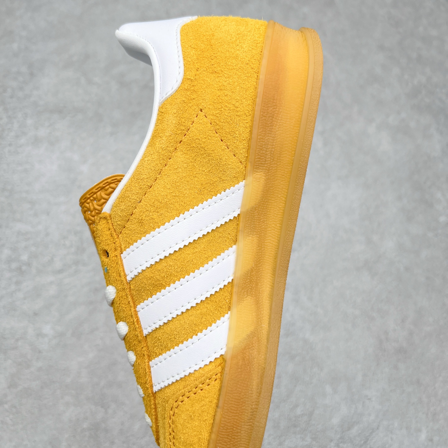 图片[7]-＃XC纯原 AD Original Gazelle Trainers 瞪羚室内鞋系列低帮复古百搭休闲运动德训风板鞋 高端零售特供批次 原厂定制长毛翻毛皮组合环保纤维革鞋面材质 内置环保海玻璃鞋垫 外置RB橡胶大底 产品品控稳定性领先行业 原厂全套原楦原纸板冲刀磨具开发 原厂皮料加持 原厂港宝加持定型后跟R度完美 将复古进行到底 简约流畅 三十年不变经典 这款Gazelle运动鞋 无论面料、配色、质感或设计 都只在重现其1991年原款的经典 皮革鞋面 撞色三条纹和鞋跟标的设计 力求呈现90年代的经典复古风潮 Samba火热的同时 也带动了其它的复古鞋型 Gazelle便是其中一只 Gazelle Indoor拥有包边更宽的T字型鞋头 更好的保护运动员的前掌 浓浓的复古氛围感 非常适合现在流行的Cleanfit风格 尺码：35.5 36 36⅔ 37⅓ 38 38⅔ 39⅓ 40 40⅔ 41⅓ 42 42⅔ 43⅓ 44 44⅔ 45-选品中心