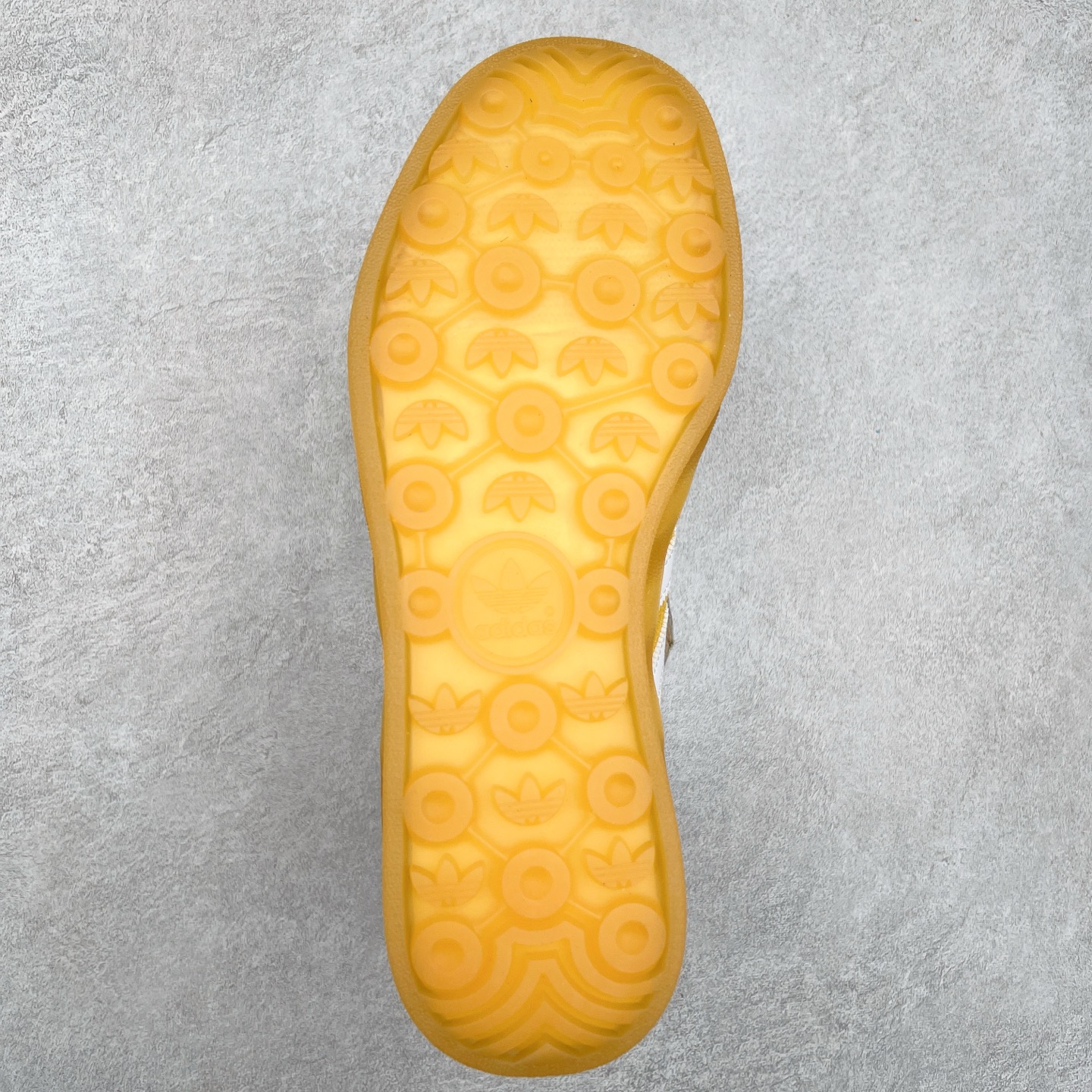 图片[9]-＃XC纯原 AD Original Gazelle Trainers 瞪羚室内鞋系列低帮复古百搭休闲运动德训风板鞋 高端零售特供批次 原厂定制长毛翻毛皮组合环保纤维革鞋面材质 内置环保海玻璃鞋垫 外置RB橡胶大底 产品品控稳定性领先行业 原厂全套原楦原纸板冲刀磨具开发 原厂皮料加持 原厂港宝加持定型后跟R度完美 将复古进行到底 简约流畅 三十年不变经典 这款Gazelle运动鞋 无论面料、配色、质感或设计 都只在重现其1991年原款的经典 皮革鞋面 撞色三条纹和鞋跟标的设计 力求呈现90年代的经典复古风潮 Samba火热的同时 也带动了其它的复古鞋型 Gazelle便是其中一只 Gazelle Indoor拥有包边更宽的T字型鞋头 更好的保护运动员的前掌 浓浓的复古氛围感 非常适合现在流行的Cleanfit风格 尺码：35.5 36 36⅔ 37⅓ 38 38⅔ 39⅓ 40 40⅔ 41⅓ 42 42⅔ 43⅓ 44 44⅔ 45-选品中心