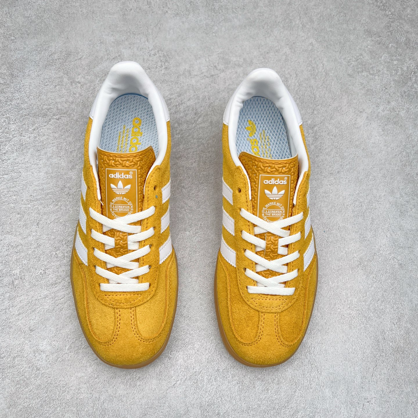 图片[2]-＃XC纯原 AD Original Gazelle Trainers 瞪羚室内鞋系列低帮复古百搭休闲运动德训风板鞋 高端零售特供批次 原厂定制长毛翻毛皮组合环保纤维革鞋面材质 内置环保海玻璃鞋垫 外置RB橡胶大底 产品品控稳定性领先行业 原厂全套原楦原纸板冲刀磨具开发 原厂皮料加持 原厂港宝加持定型后跟R度完美 将复古进行到底 简约流畅 三十年不变经典 这款Gazelle运动鞋 无论面料、配色、质感或设计 都只在重现其1991年原款的经典 皮革鞋面 撞色三条纹和鞋跟标的设计 力求呈现90年代的经典复古风潮 Samba火热的同时 也带动了其它的复古鞋型 Gazelle便是其中一只 Gazelle Indoor拥有包边更宽的T字型鞋头 更好的保护运动员的前掌 浓浓的复古氛围感 非常适合现在流行的Cleanfit风格 尺码：35.5 36 36⅔ 37⅓ 38 38⅔ 39⅓ 40 40⅔ 41⅓ 42 42⅔ 43⅓ 44 44⅔ 45-选品中心