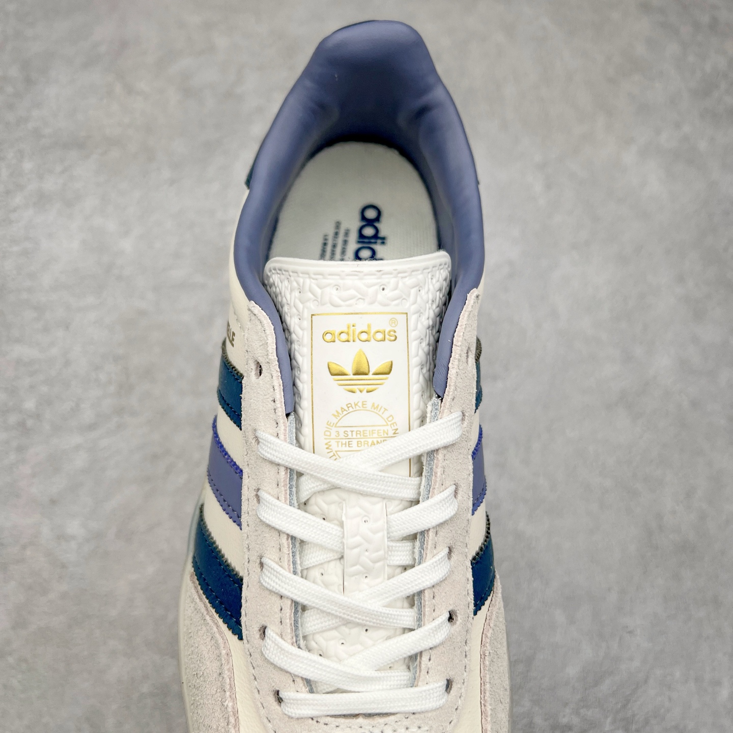 图片[5]-＃XC纯原 AD Original Gazelle Trainers 瞪羚室内鞋系列低帮复古百搭休闲运动德训风板鞋 高端零售特供批次 原厂定制长毛翻毛皮组合环保纤维革鞋面材质 内置环保海玻璃鞋垫 外置RB橡胶大底 产品品控稳定性领先行业 原厂全套原楦原纸板冲刀磨具开发 原厂皮料加持 原厂港宝加持定型后跟R度完美 将复古进行到底 简约流畅 三十年不变经典 这款Gazelle运动鞋 无论面料、配色、质感或设计 都只在重现其1991年原款的经典 皮革鞋面 撞色三条纹和鞋跟标的设计 力求呈现90年代的经典复古风潮 Samba火热的同时 也带动了其它的复古鞋型 Gazelle便是其中一只 Gazelle Indoor拥有包边更宽的T字型鞋头 更好的保护运动员的前掌 浓浓的复古氛围感 非常适合现在流行的Cleanfit风格 尺码：35.5 36 36⅔ 37⅓ 38 38⅔ 39⅓ 40 40⅔ 41⅓ 42 42⅔ 43⅓ 44 44⅔ 45-选品中心