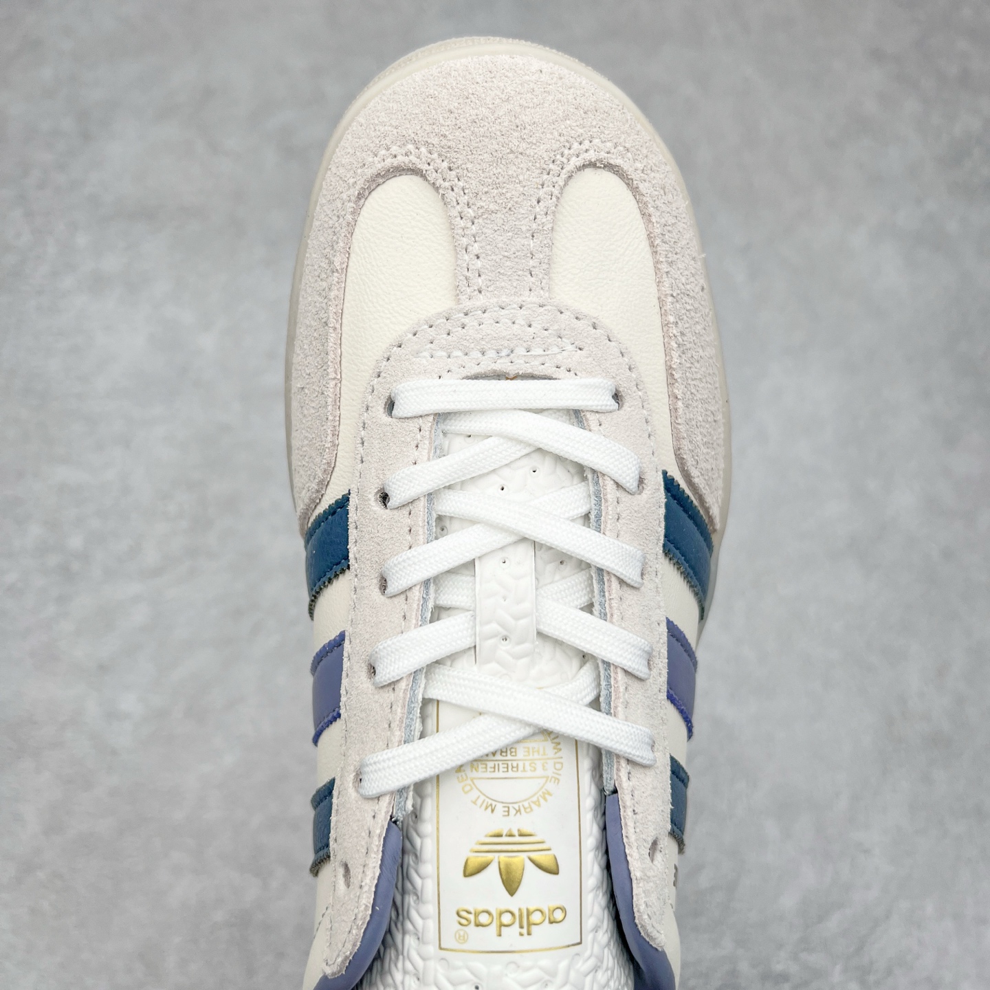 图片[4]-＃XC纯原 AD Original Gazelle Trainers 瞪羚室内鞋系列低帮复古百搭休闲运动德训风板鞋 高端零售特供批次 原厂定制长毛翻毛皮组合环保纤维革鞋面材质 内置环保海玻璃鞋垫 外置RB橡胶大底 产品品控稳定性领先行业 原厂全套原楦原纸板冲刀磨具开发 原厂皮料加持 原厂港宝加持定型后跟R度完美 将复古进行到底 简约流畅 三十年不变经典 这款Gazelle运动鞋 无论面料、配色、质感或设计 都只在重现其1991年原款的经典 皮革鞋面 撞色三条纹和鞋跟标的设计 力求呈现90年代的经典复古风潮 Samba火热的同时 也带动了其它的复古鞋型 Gazelle便是其中一只 Gazelle Indoor拥有包边更宽的T字型鞋头 更好的保护运动员的前掌 浓浓的复古氛围感 非常适合现在流行的Cleanfit风格 尺码：35.5 36 36⅔ 37⅓ 38 38⅔ 39⅓ 40 40⅔ 41⅓ 42 42⅔ 43⅓ 44 44⅔ 45-选品中心