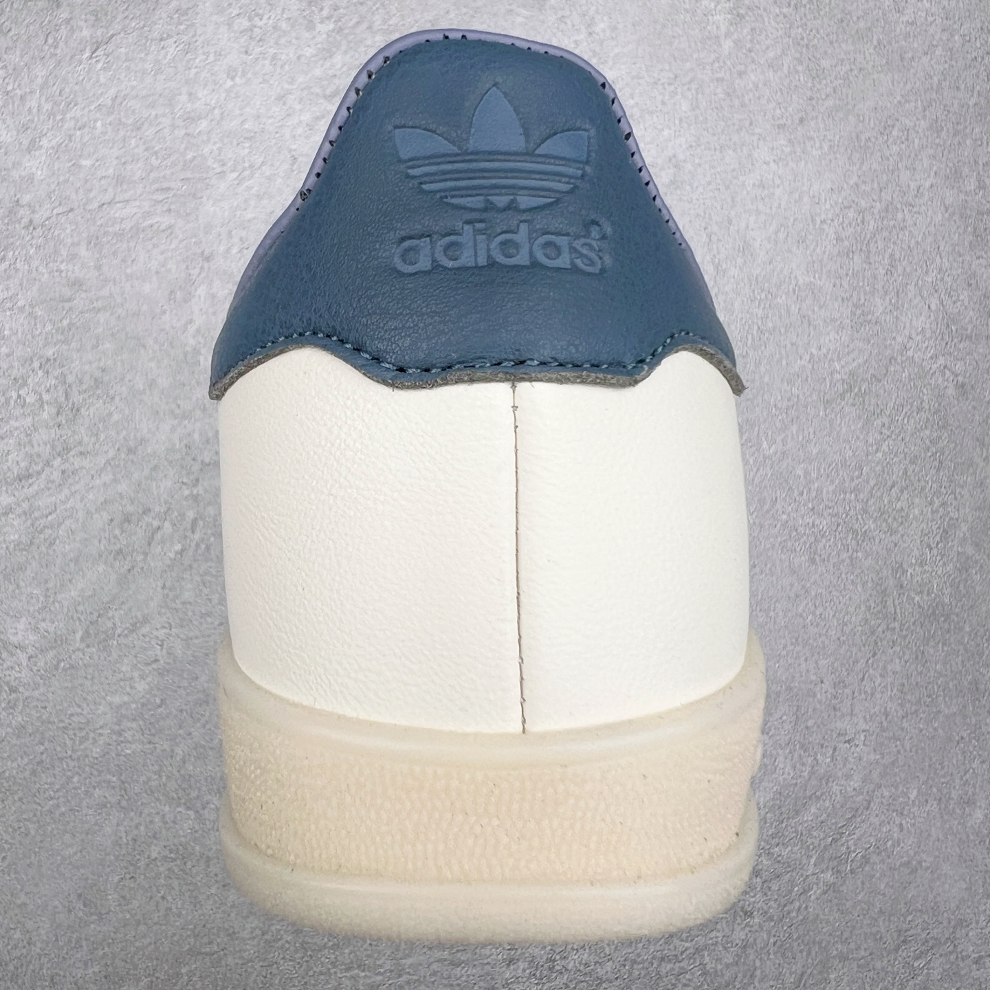 图片[8]-＃XC纯原 AD Original Gazelle Trainers 瞪羚室内鞋系列低帮复古百搭休闲运动德训风板鞋 高端零售特供批次 原厂定制长毛翻毛皮组合环保纤维革鞋面材质 内置环保海玻璃鞋垫 外置RB橡胶大底 产品品控稳定性领先行业 原厂全套原楦原纸板冲刀磨具开发 原厂皮料加持 原厂港宝加持定型后跟R度完美 将复古进行到底 简约流畅 三十年不变经典 这款Gazelle运动鞋 无论面料、配色、质感或设计 都只在重现其1991年原款的经典 皮革鞋面 撞色三条纹和鞋跟标的设计 力求呈现90年代的经典复古风潮 Samba火热的同时 也带动了其它的复古鞋型 Gazelle便是其中一只 Gazelle Indoor拥有包边更宽的T字型鞋头 更好的保护运动员的前掌 浓浓的复古氛围感 非常适合现在流行的Cleanfit风格 尺码：35.5 36 36⅔ 37⅓ 38 38⅔ 39⅓ 40 40⅔ 41⅓ 42 42⅔ 43⅓ 44 44⅔ 45-选品中心