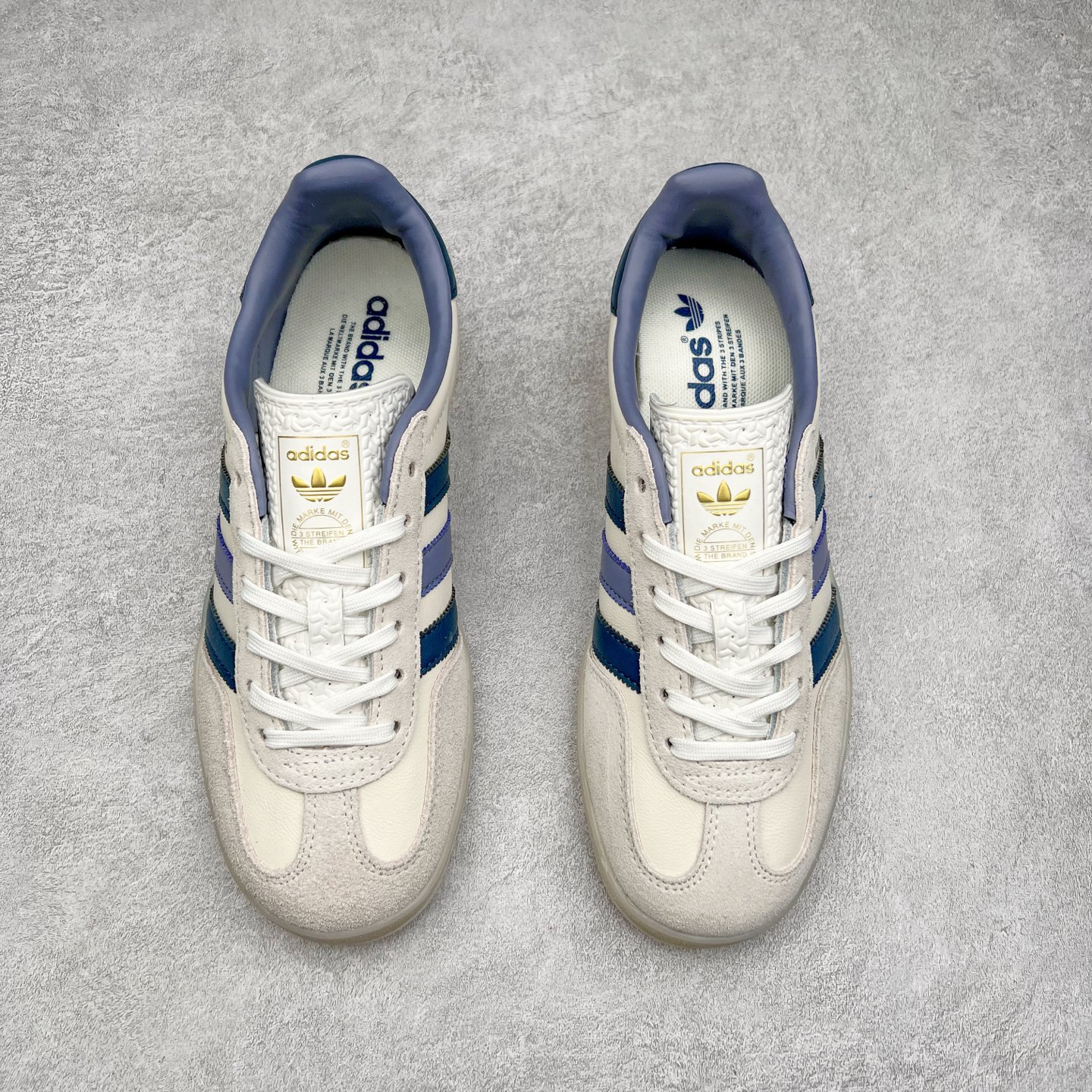 图片[2]-＃XC纯原 AD Original Gazelle Trainers 瞪羚室内鞋系列低帮复古百搭休闲运动德训风板鞋 高端零售特供批次 原厂定制长毛翻毛皮组合环保纤维革鞋面材质 内置环保海玻璃鞋垫 外置RB橡胶大底 产品品控稳定性领先行业 原厂全套原楦原纸板冲刀磨具开发 原厂皮料加持 原厂港宝加持定型后跟R度完美 将复古进行到底 简约流畅 三十年不变经典 这款Gazelle运动鞋 无论面料、配色、质感或设计 都只在重现其1991年原款的经典 皮革鞋面 撞色三条纹和鞋跟标的设计 力求呈现90年代的经典复古风潮 Samba火热的同时 也带动了其它的复古鞋型 Gazelle便是其中一只 Gazelle Indoor拥有包边更宽的T字型鞋头 更好的保护运动员的前掌 浓浓的复古氛围感 非常适合现在流行的Cleanfit风格 尺码：35.5 36 36⅔ 37⅓ 38 38⅔ 39⅓ 40 40⅔ 41⅓ 42 42⅔ 43⅓ 44 44⅔ 45-选品中心