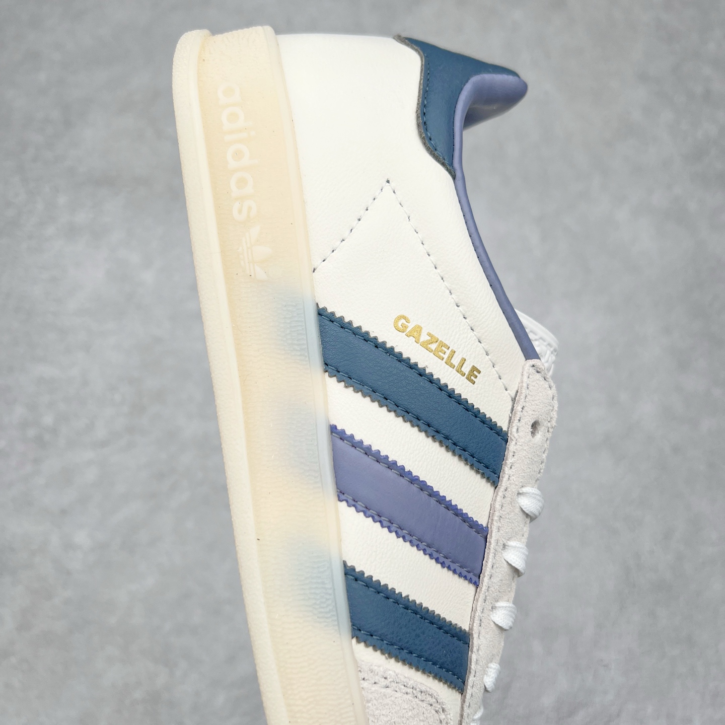 图片[6]-＃XC纯原 AD Original Gazelle Trainers 瞪羚室内鞋系列低帮复古百搭休闲运动德训风板鞋 高端零售特供批次 原厂定制长毛翻毛皮组合环保纤维革鞋面材质 内置环保海玻璃鞋垫 外置RB橡胶大底 产品品控稳定性领先行业 原厂全套原楦原纸板冲刀磨具开发 原厂皮料加持 原厂港宝加持定型后跟R度完美 将复古进行到底 简约流畅 三十年不变经典 这款Gazelle运动鞋 无论面料、配色、质感或设计 都只在重现其1991年原款的经典 皮革鞋面 撞色三条纹和鞋跟标的设计 力求呈现90年代的经典复古风潮 Samba火热的同时 也带动了其它的复古鞋型 Gazelle便是其中一只 Gazelle Indoor拥有包边更宽的T字型鞋头 更好的保护运动员的前掌 浓浓的复古氛围感 非常适合现在流行的Cleanfit风格 尺码：35.5 36 36⅔ 37⅓ 38 38⅔ 39⅓ 40 40⅔ 41⅓ 42 42⅔ 43⅓ 44 44⅔ 45-选品中心