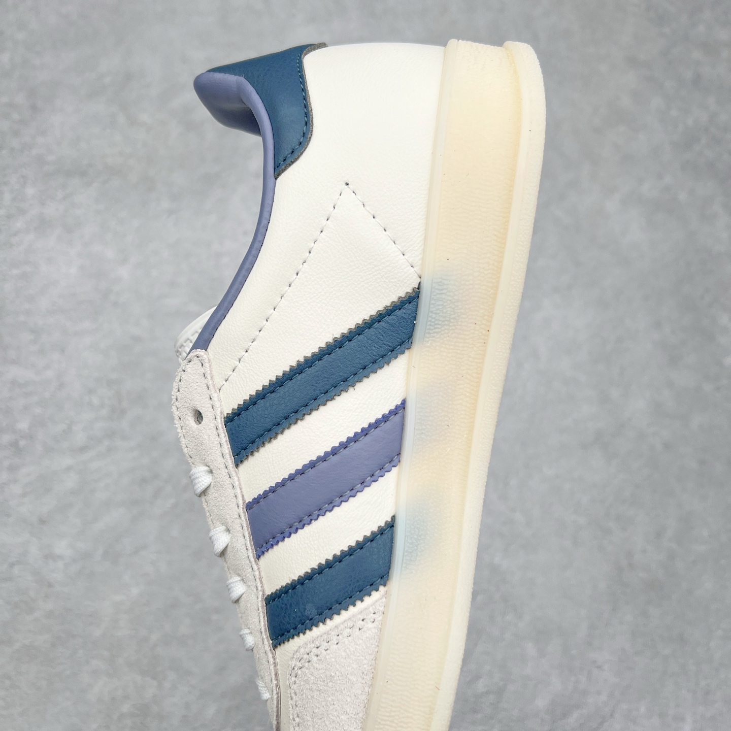 图片[7]-＃XC纯原 AD Original Gazelle Trainers 瞪羚室内鞋系列低帮复古百搭休闲运动德训风板鞋 高端零售特供批次 原厂定制长毛翻毛皮组合环保纤维革鞋面材质 内置环保海玻璃鞋垫 外置RB橡胶大底 产品品控稳定性领先行业 原厂全套原楦原纸板冲刀磨具开发 原厂皮料加持 原厂港宝加持定型后跟R度完美 将复古进行到底 简约流畅 三十年不变经典 这款Gazelle运动鞋 无论面料、配色、质感或设计 都只在重现其1991年原款的经典 皮革鞋面 撞色三条纹和鞋跟标的设计 力求呈现90年代的经典复古风潮 Samba火热的同时 也带动了其它的复古鞋型 Gazelle便是其中一只 Gazelle Indoor拥有包边更宽的T字型鞋头 更好的保护运动员的前掌 浓浓的复古氛围感 非常适合现在流行的Cleanfit风格 尺码：35.5 36 36⅔ 37⅓ 38 38⅔ 39⅓ 40 40⅔ 41⅓ 42 42⅔ 43⅓ 44 44⅔ 45-选品中心