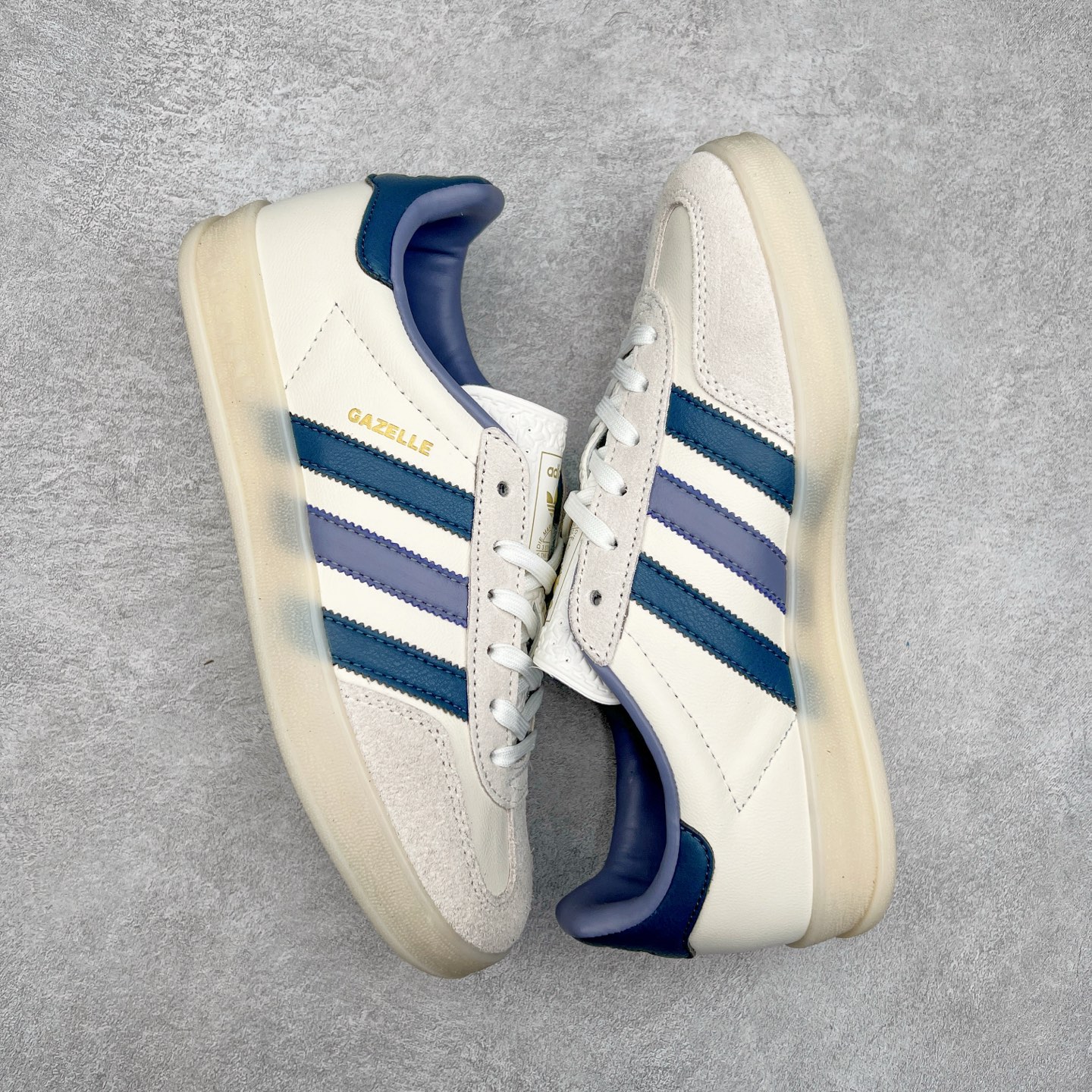 图片[3]-＃XC纯原 AD Original Gazelle Trainers 瞪羚室内鞋系列低帮复古百搭休闲运动德训风板鞋 高端零售特供批次 原厂定制长毛翻毛皮组合环保纤维革鞋面材质 内置环保海玻璃鞋垫 外置RB橡胶大底 产品品控稳定性领先行业 原厂全套原楦原纸板冲刀磨具开发 原厂皮料加持 原厂港宝加持定型后跟R度完美 将复古进行到底 简约流畅 三十年不变经典 这款Gazelle运动鞋 无论面料、配色、质感或设计 都只在重现其1991年原款的经典 皮革鞋面 撞色三条纹和鞋跟标的设计 力求呈现90年代的经典复古风潮 Samba火热的同时 也带动了其它的复古鞋型 Gazelle便是其中一只 Gazelle Indoor拥有包边更宽的T字型鞋头 更好的保护运动员的前掌 浓浓的复古氛围感 非常适合现在流行的Cleanfit风格 尺码：35.5 36 36⅔ 37⅓ 38 38⅔ 39⅓ 40 40⅔ 41⅓ 42 42⅔ 43⅓ 44 44⅔ 45-选品中心