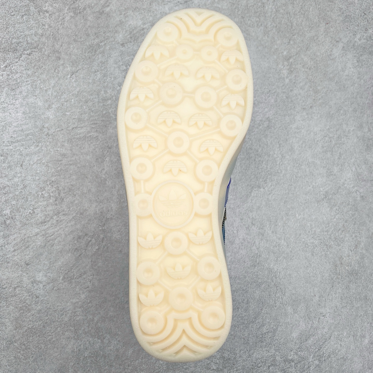 图片[9]-＃XC纯原 AD Original Gazelle Trainers 瞪羚室内鞋系列低帮复古百搭休闲运动德训风板鞋 高端零售特供批次 原厂定制长毛翻毛皮组合环保纤维革鞋面材质 内置环保海玻璃鞋垫 外置RB橡胶大底 产品品控稳定性领先行业 原厂全套原楦原纸板冲刀磨具开发 原厂皮料加持 原厂港宝加持定型后跟R度完美 将复古进行到底 简约流畅 三十年不变经典 这款Gazelle运动鞋 无论面料、配色、质感或设计 都只在重现其1991年原款的经典 皮革鞋面 撞色三条纹和鞋跟标的设计 力求呈现90年代的经典复古风潮 Samba火热的同时 也带动了其它的复古鞋型 Gazelle便是其中一只 Gazelle Indoor拥有包边更宽的T字型鞋头 更好的保护运动员的前掌 浓浓的复古氛围感 非常适合现在流行的Cleanfit风格 尺码：35.5 36 36⅔ 37⅓ 38 38⅔ 39⅓ 40 40⅔ 41⅓ 42 42⅔ 43⅓ 44 44⅔ 45-选品中心