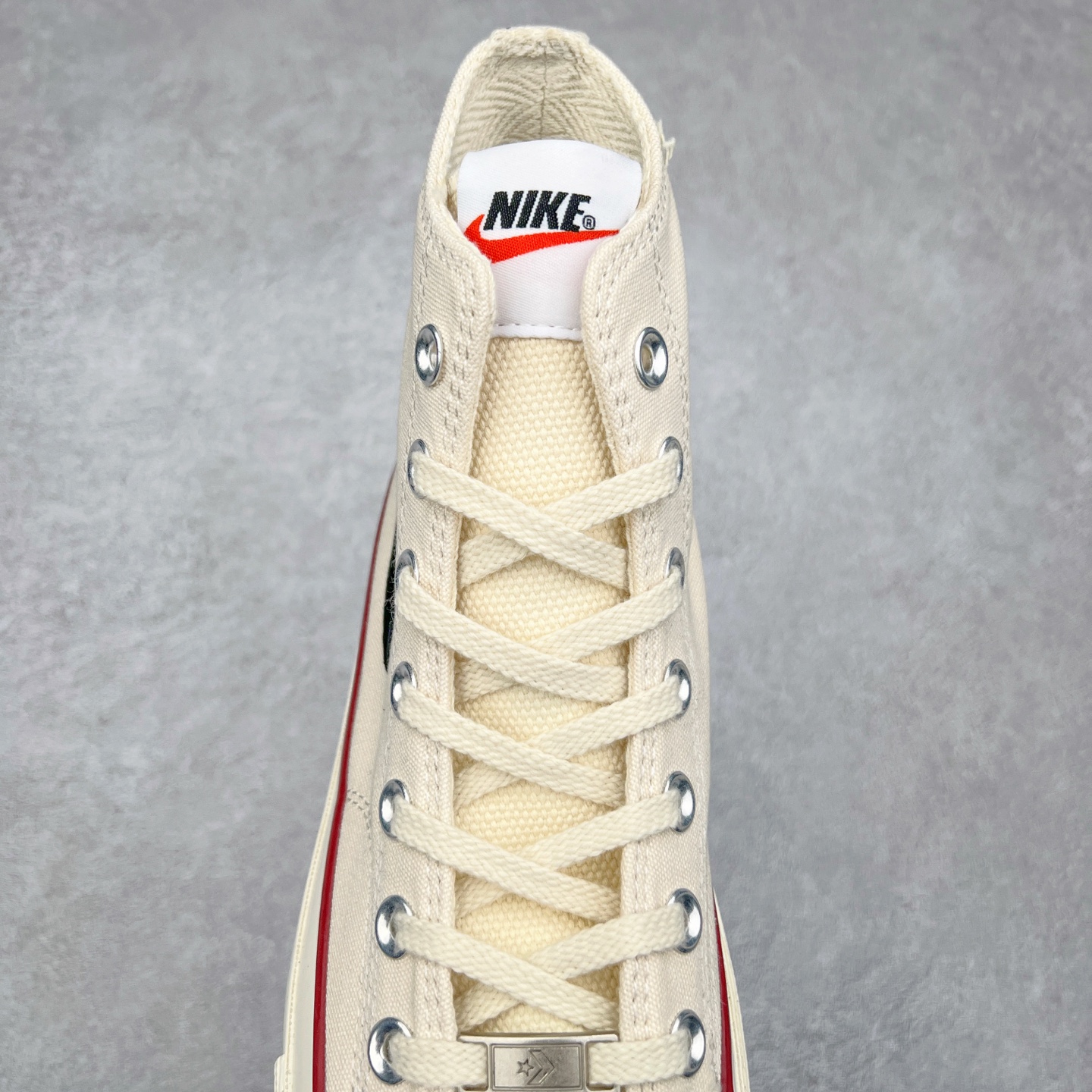 图片[5]-AMM x NIKE x CONVERSE 三方联名 全鞋以匡威Chuck 70鞋型为蓝本 鞋身米白色覆盖 鞋侧以黑色皮革以及黑色丝绒Swoosh Logo呈现 此外鞋舌标签也变为Nike标识 内衬则是特殊的AMM Logo纹理 尺码：35 36 36.5 37 37.5 38 39 39.5 40 41 41.5 42 42.5 43 44-选品中心