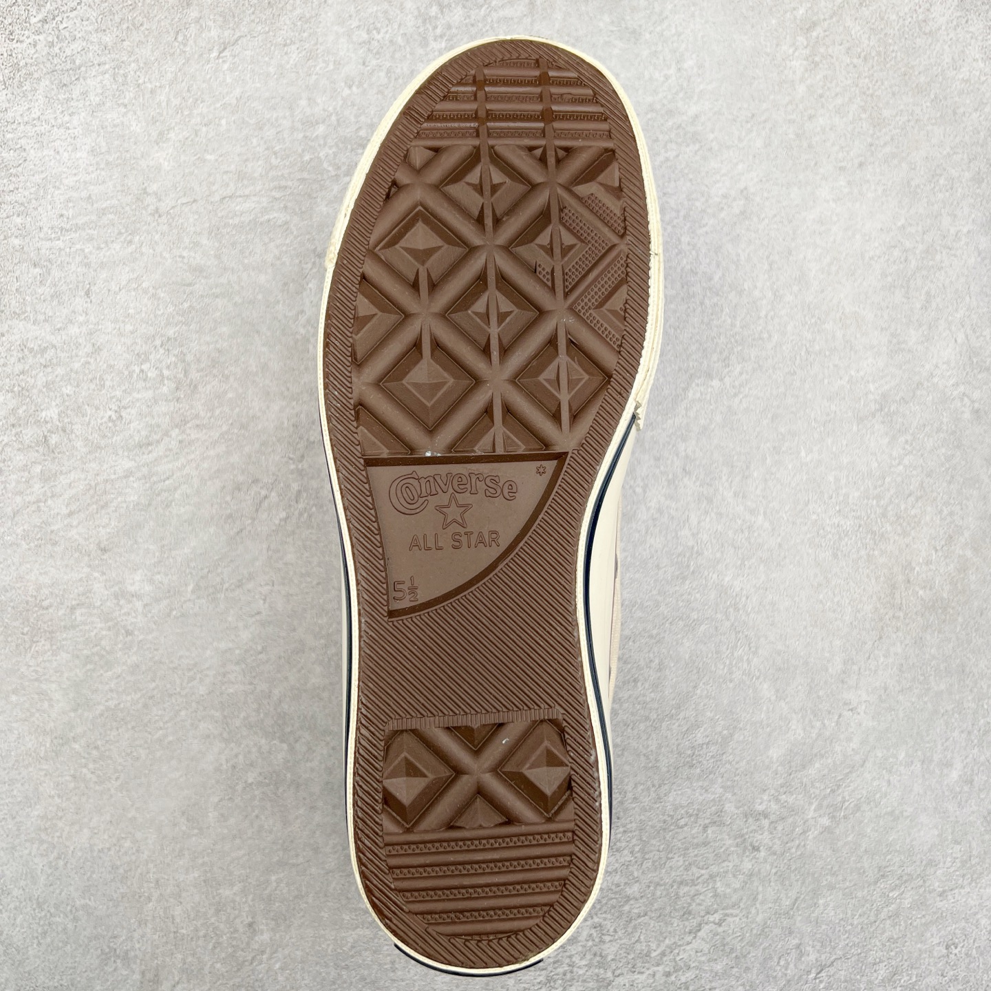 图片[9]-AMM x NIKE x CONVERSE 三方联名 全鞋以匡威Chuck 70鞋型为蓝本 鞋身米白色覆盖 鞋侧以黑色皮革以及黑色丝绒Swoosh Logo呈现 此外鞋舌标签也变为Nike标识 内衬则是特殊的AMM Logo纹理 尺码：35 36 36.5 37 37.5 38 39 39.5 40 41 41.5 42 42.5 43 44-选品中心