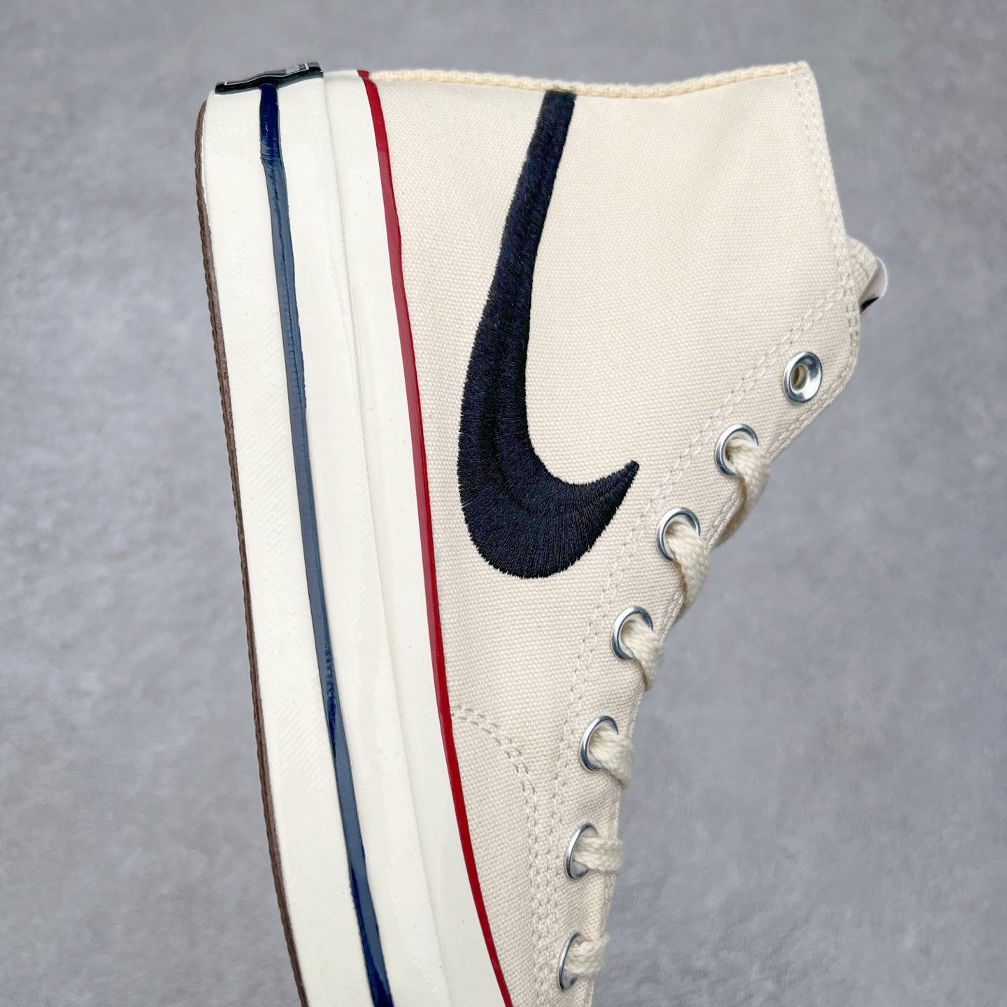 图片[6]-AMM x NIKE x CONVERSE 三方联名 全鞋以匡威Chuck 70鞋型为蓝本 鞋身米白色覆盖 鞋侧以黑色皮革以及黑色丝绒Swoosh Logo呈现 此外鞋舌标签也变为Nike标识 内衬则是特殊的AMM Logo纹理 尺码：35 36 36.5 37 37.5 38 39 39.5 40 41 41.5 42 42.5 43 44-选品中心