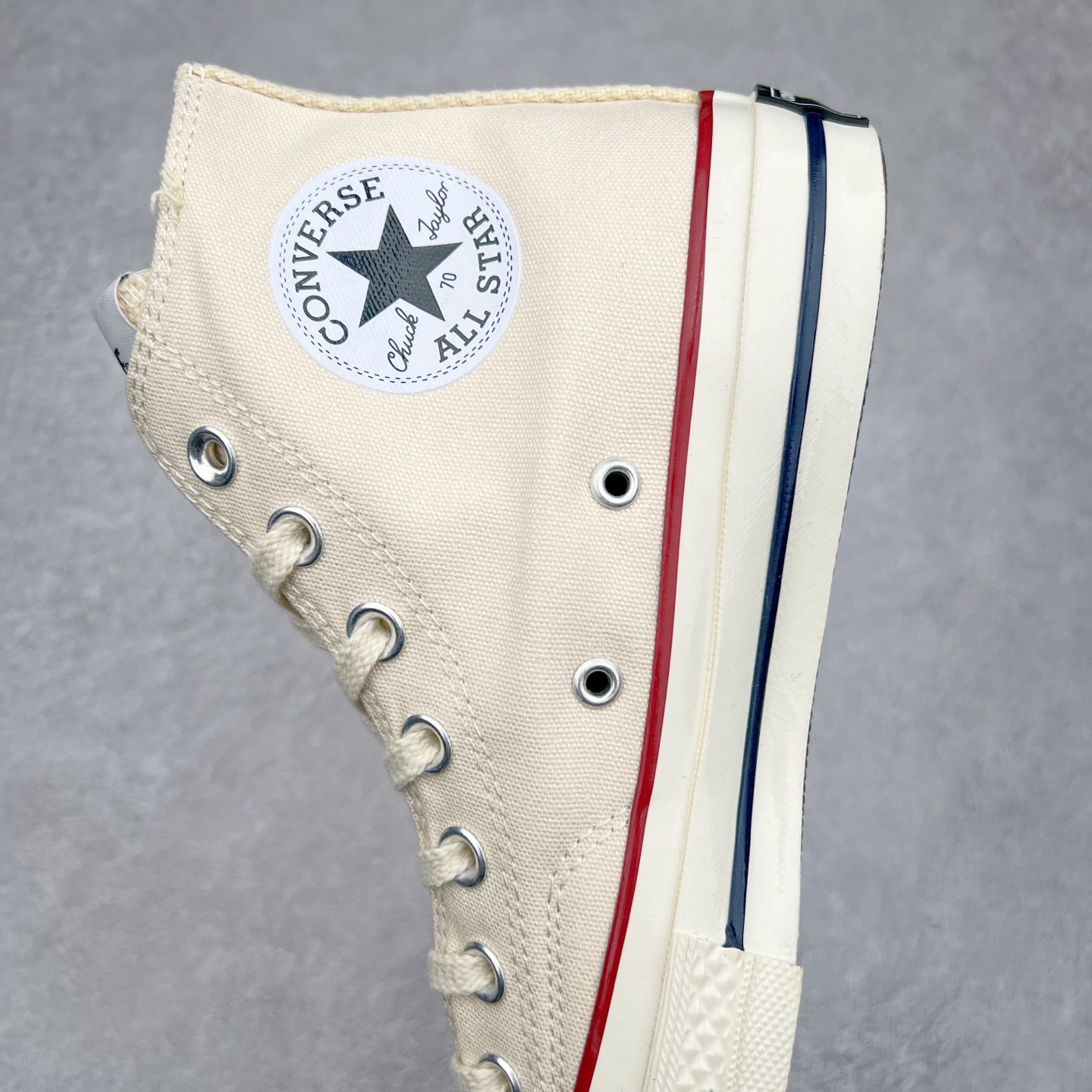 图片[7]-AMM x NIKE x CONVERSE 三方联名 全鞋以匡威Chuck 70鞋型为蓝本 鞋身米白色覆盖 鞋侧以黑色皮革以及黑色丝绒Swoosh Logo呈现 此外鞋舌标签也变为Nike标识 内衬则是特殊的AMM Logo纹理 尺码：35 36 36.5 37 37.5 38 39 39.5 40 41 41.5 42 42.5 43 44-选品中心