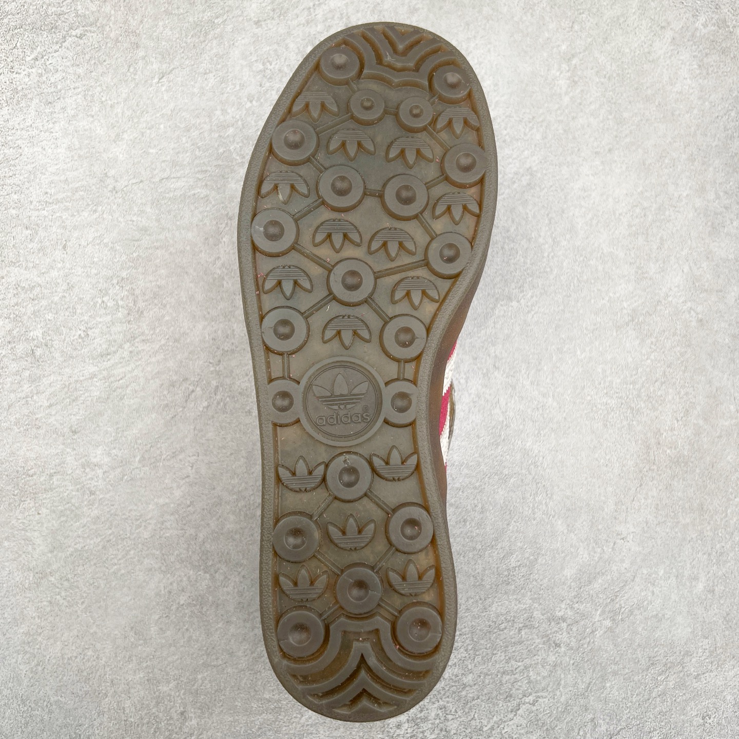 图片[9]-＃XC纯原 AD Original Gazelle Trainers 瞪羚室内鞋系列低帮复古百搭休闲运动德训风板鞋 高端零售特供批次 原厂定制长毛翻毛皮组合环保纤维革鞋面材质 内置环保海玻璃鞋垫 外置RB橡胶大底 产品品控稳定性领先行业 原厂全套原楦原纸板冲刀磨具开发 原厂皮料加持 原厂港宝加持定型后跟R度完美 将复古进行到底 简约流畅 三十年不变经典 这款Gazelle运动鞋 无论面料、配色、质感或设计 都只在重现其1991年原款的经典 皮革鞋面 撞色三条纹和鞋跟标的设计 力求呈现90年代的经典复古风潮 Samba火热的同时 也带动了其它的复古鞋型 Gazelle便是其中一只 Gazelle Indoor拥有包边更宽的T字型鞋头 更好的保护运动员的前掌 浓浓的复古氛围感 非常适合现在流行的Cleanfit风格 尺码：35.5 36 36⅔ 37⅓ 38 38⅔ 39⅓ 40 40⅔ 41⅓ 42 42⅔ 43⅓ 44 44⅔ 45-选品中心