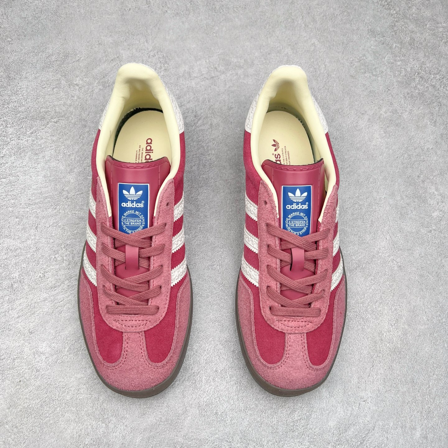 图片[2]-＃XC纯原 AD Original Gazelle Trainers 瞪羚室内鞋系列低帮复古百搭休闲运动德训风板鞋 高端零售特供批次 原厂定制长毛翻毛皮组合环保纤维革鞋面材质 内置环保海玻璃鞋垫 外置RB橡胶大底 产品品控稳定性领先行业 原厂全套原楦原纸板冲刀磨具开发 原厂皮料加持 原厂港宝加持定型后跟R度完美 将复古进行到底 简约流畅 三十年不变经典 这款Gazelle运动鞋 无论面料、配色、质感或设计 都只在重现其1991年原款的经典 皮革鞋面 撞色三条纹和鞋跟标的设计 力求呈现90年代的经典复古风潮 Samba火热的同时 也带动了其它的复古鞋型 Gazelle便是其中一只 Gazelle Indoor拥有包边更宽的T字型鞋头 更好的保护运动员的前掌 浓浓的复古氛围感 非常适合现在流行的Cleanfit风格 尺码：35.5 36 36⅔ 37⅓ 38 38⅔ 39⅓ 40 40⅔ 41⅓ 42 42⅔ 43⅓ 44 44⅔ 45-选品中心