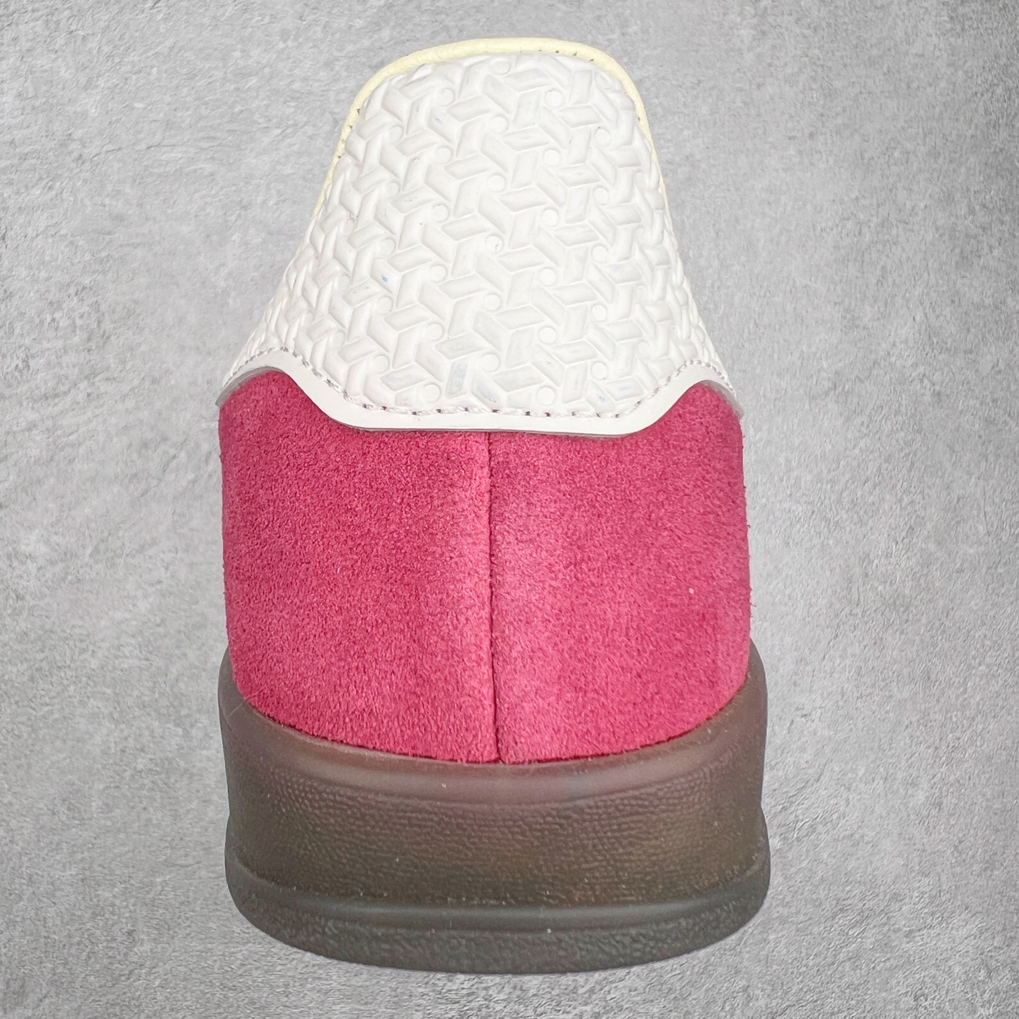 图片[8]-＃XC纯原 AD Original Gazelle Trainers 瞪羚室内鞋系列低帮复古百搭休闲运动德训风板鞋 高端零售特供批次 原厂定制长毛翻毛皮组合环保纤维革鞋面材质 内置环保海玻璃鞋垫 外置RB橡胶大底 产品品控稳定性领先行业 原厂全套原楦原纸板冲刀磨具开发 原厂皮料加持 原厂港宝加持定型后跟R度完美 将复古进行到底 简约流畅 三十年不变经典 这款Gazelle运动鞋 无论面料、配色、质感或设计 都只在重现其1991年原款的经典 皮革鞋面 撞色三条纹和鞋跟标的设计 力求呈现90年代的经典复古风潮 Samba火热的同时 也带动了其它的复古鞋型 Gazelle便是其中一只 Gazelle Indoor拥有包边更宽的T字型鞋头 更好的保护运动员的前掌 浓浓的复古氛围感 非常适合现在流行的Cleanfit风格 尺码：35.5 36 36⅔ 37⅓ 38 38⅔ 39⅓ 40 40⅔ 41⅓ 42 42⅔ 43⅓ 44 44⅔ 45-选品中心