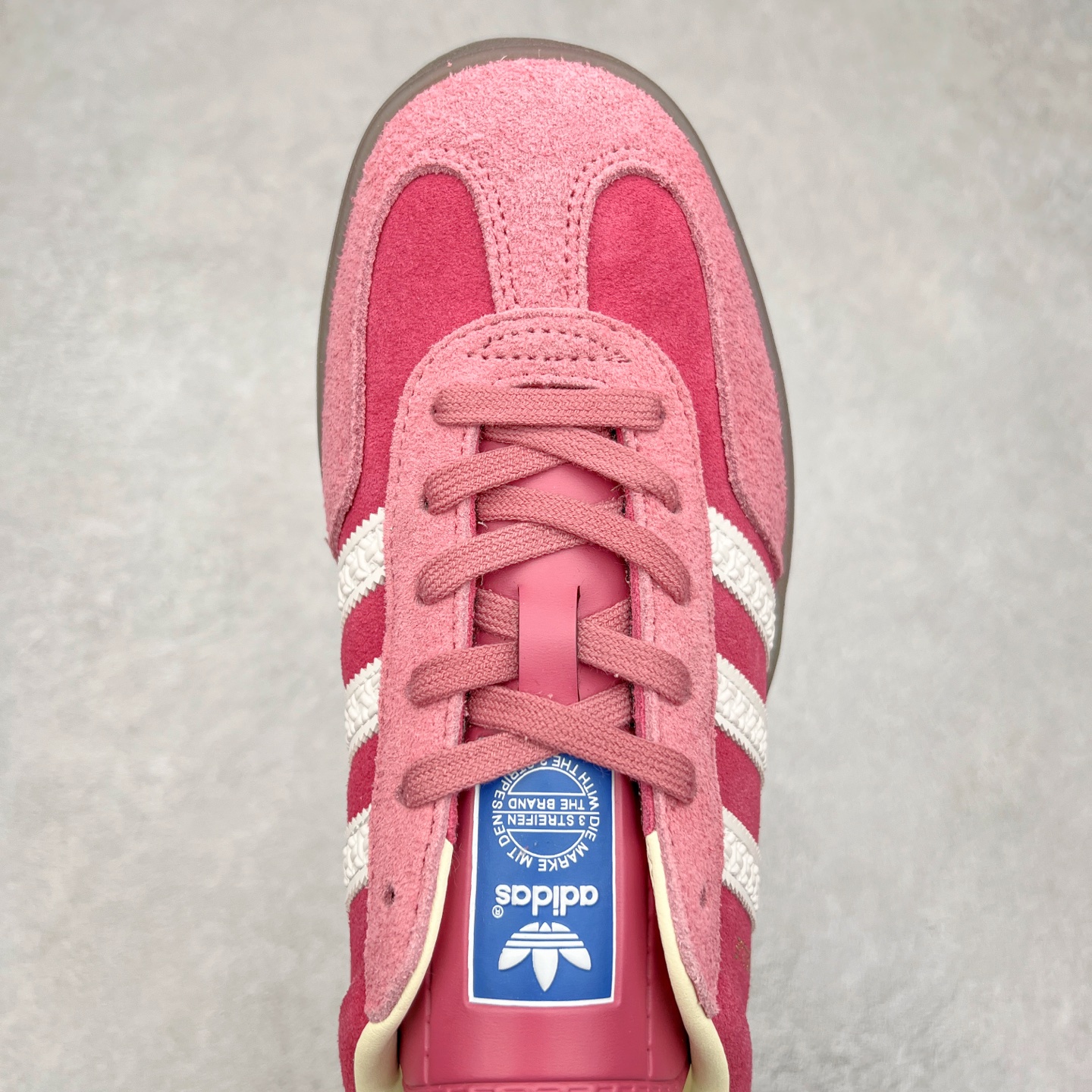 图片[4]-＃XC纯原 AD Original Gazelle Trainers 瞪羚室内鞋系列低帮复古百搭休闲运动德训风板鞋 高端零售特供批次 原厂定制长毛翻毛皮组合环保纤维革鞋面材质 内置环保海玻璃鞋垫 外置RB橡胶大底 产品品控稳定性领先行业 原厂全套原楦原纸板冲刀磨具开发 原厂皮料加持 原厂港宝加持定型后跟R度完美 将复古进行到底 简约流畅 三十年不变经典 这款Gazelle运动鞋 无论面料、配色、质感或设计 都只在重现其1991年原款的经典 皮革鞋面 撞色三条纹和鞋跟标的设计 力求呈现90年代的经典复古风潮 Samba火热的同时 也带动了其它的复古鞋型 Gazelle便是其中一只 Gazelle Indoor拥有包边更宽的T字型鞋头 更好的保护运动员的前掌 浓浓的复古氛围感 非常适合现在流行的Cleanfit风格 尺码：35.5 36 36⅔ 37⅓ 38 38⅔ 39⅓ 40 40⅔ 41⅓ 42 42⅔ 43⅓ 44 44⅔ 45-选品中心