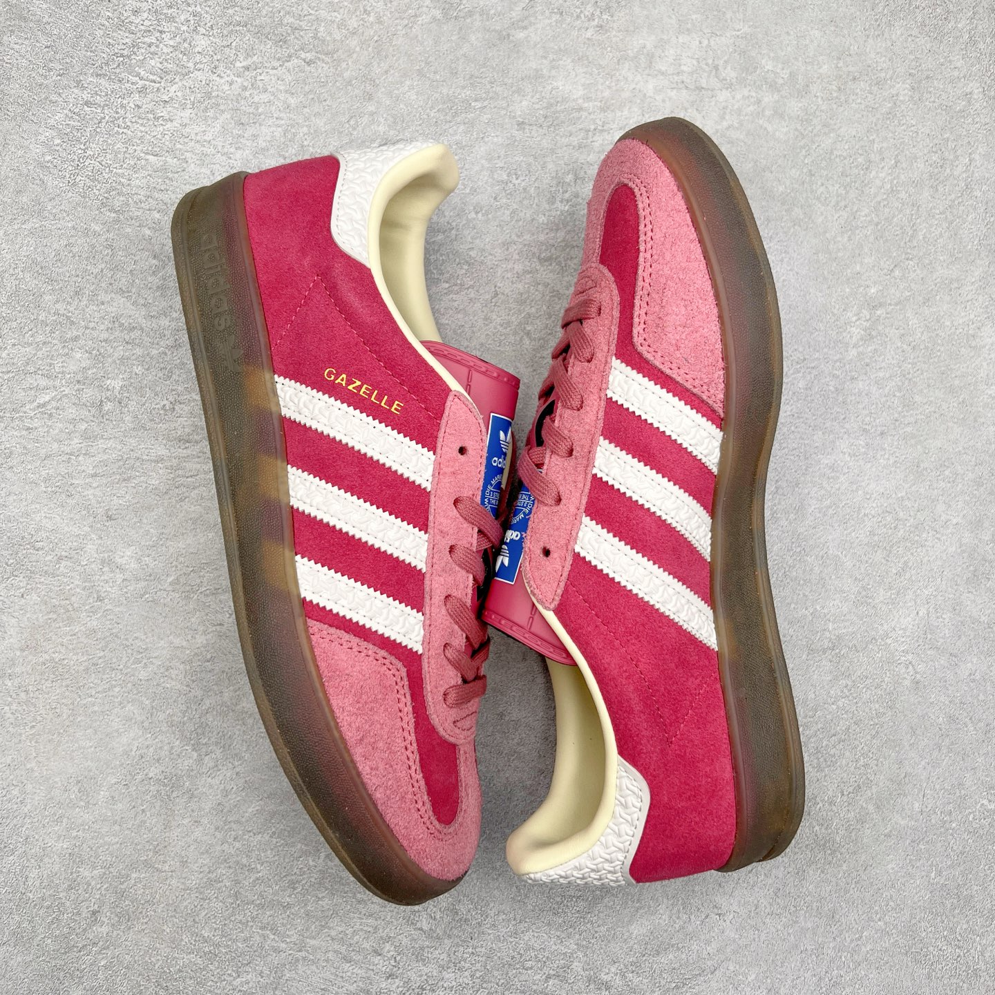 图片[3]-＃XC纯原 AD Original Gazelle Trainers 瞪羚室内鞋系列低帮复古百搭休闲运动德训风板鞋 高端零售特供批次 原厂定制长毛翻毛皮组合环保纤维革鞋面材质 内置环保海玻璃鞋垫 外置RB橡胶大底 产品品控稳定性领先行业 原厂全套原楦原纸板冲刀磨具开发 原厂皮料加持 原厂港宝加持定型后跟R度完美 将复古进行到底 简约流畅 三十年不变经典 这款Gazelle运动鞋 无论面料、配色、质感或设计 都只在重现其1991年原款的经典 皮革鞋面 撞色三条纹和鞋跟标的设计 力求呈现90年代的经典复古风潮 Samba火热的同时 也带动了其它的复古鞋型 Gazelle便是其中一只 Gazelle Indoor拥有包边更宽的T字型鞋头 更好的保护运动员的前掌 浓浓的复古氛围感 非常适合现在流行的Cleanfit风格 尺码：35.5 36 36⅔ 37⅓ 38 38⅔ 39⅓ 40 40⅔ 41⅓ 42 42⅔ 43⅓ 44 44⅔ 45-选品中心