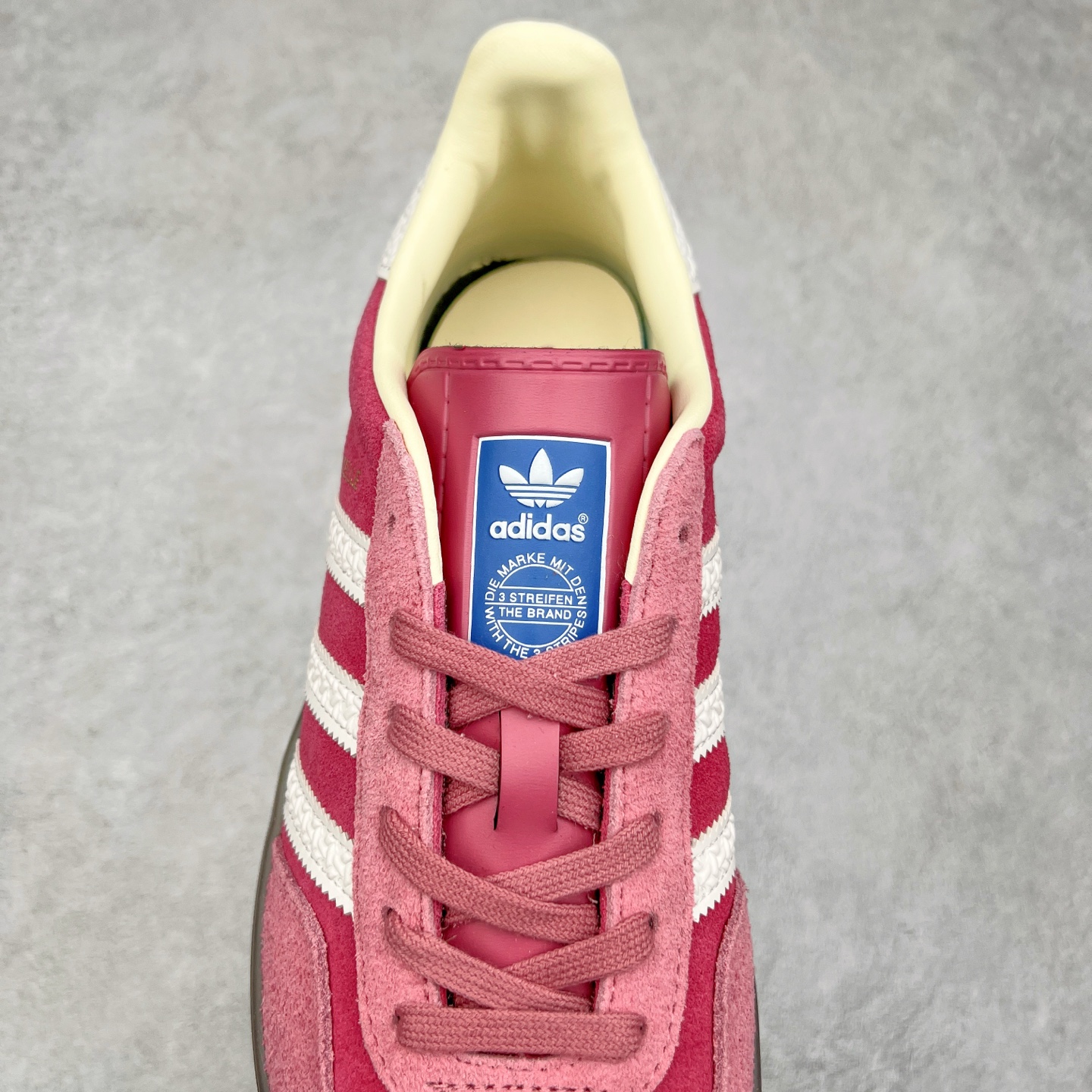 图片[5]-＃XC纯原 AD Original Gazelle Trainers 瞪羚室内鞋系列低帮复古百搭休闲运动德训风板鞋 高端零售特供批次 原厂定制长毛翻毛皮组合环保纤维革鞋面材质 内置环保海玻璃鞋垫 外置RB橡胶大底 产品品控稳定性领先行业 原厂全套原楦原纸板冲刀磨具开发 原厂皮料加持 原厂港宝加持定型后跟R度完美 将复古进行到底 简约流畅 三十年不变经典 这款Gazelle运动鞋 无论面料、配色、质感或设计 都只在重现其1991年原款的经典 皮革鞋面 撞色三条纹和鞋跟标的设计 力求呈现90年代的经典复古风潮 Samba火热的同时 也带动了其它的复古鞋型 Gazelle便是其中一只 Gazelle Indoor拥有包边更宽的T字型鞋头 更好的保护运动员的前掌 浓浓的复古氛围感 非常适合现在流行的Cleanfit风格 尺码：35.5 36 36⅔ 37⅓ 38 38⅔ 39⅓ 40 40⅔ 41⅓ 42 42⅔ 43⅓ 44 44⅔ 45-选品中心