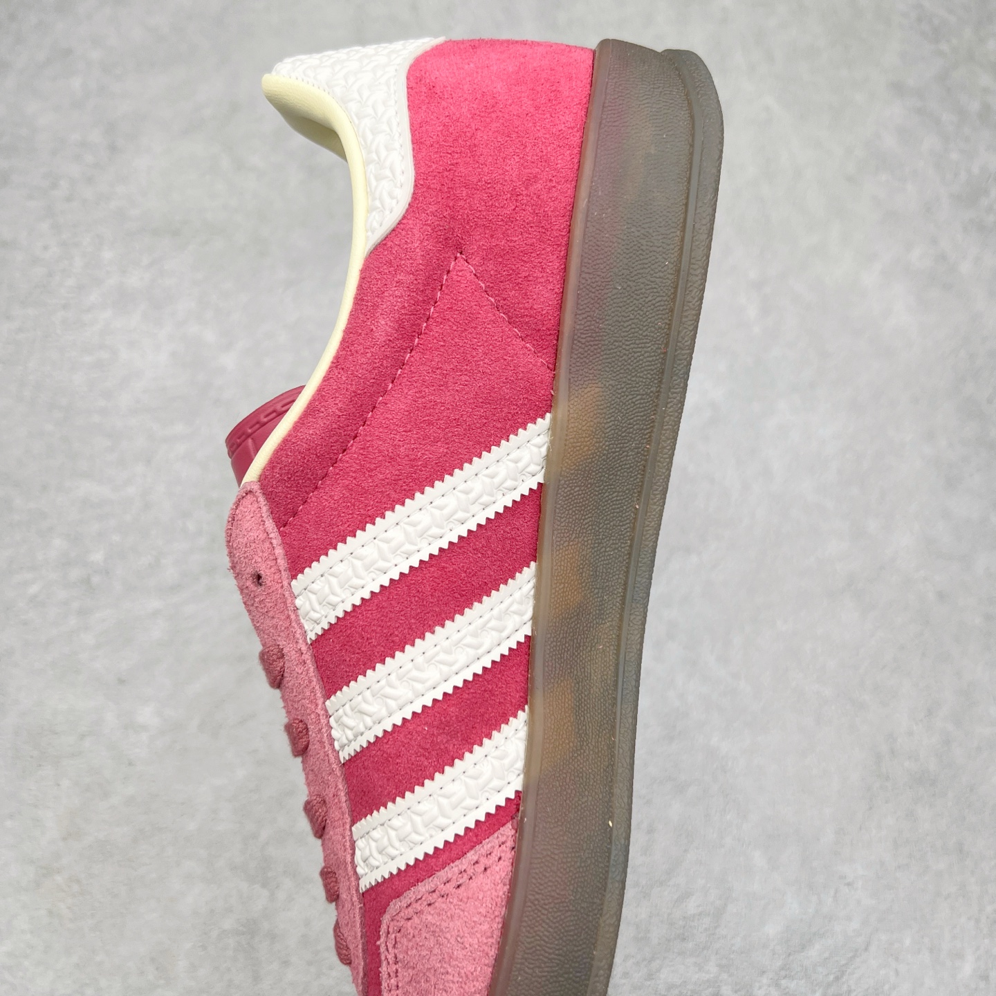 图片[7]-＃XC纯原 AD Original Gazelle Trainers 瞪羚室内鞋系列低帮复古百搭休闲运动德训风板鞋 高端零售特供批次 原厂定制长毛翻毛皮组合环保纤维革鞋面材质 内置环保海玻璃鞋垫 外置RB橡胶大底 产品品控稳定性领先行业 原厂全套原楦原纸板冲刀磨具开发 原厂皮料加持 原厂港宝加持定型后跟R度完美 将复古进行到底 简约流畅 三十年不变经典 这款Gazelle运动鞋 无论面料、配色、质感或设计 都只在重现其1991年原款的经典 皮革鞋面 撞色三条纹和鞋跟标的设计 力求呈现90年代的经典复古风潮 Samba火热的同时 也带动了其它的复古鞋型 Gazelle便是其中一只 Gazelle Indoor拥有包边更宽的T字型鞋头 更好的保护运动员的前掌 浓浓的复古氛围感 非常适合现在流行的Cleanfit风格 尺码：35.5 36 36⅔ 37⅓ 38 38⅔ 39⅓ 40 40⅔ 41⅓ 42 42⅔ 43⅓ 44 44⅔ 45-选品中心