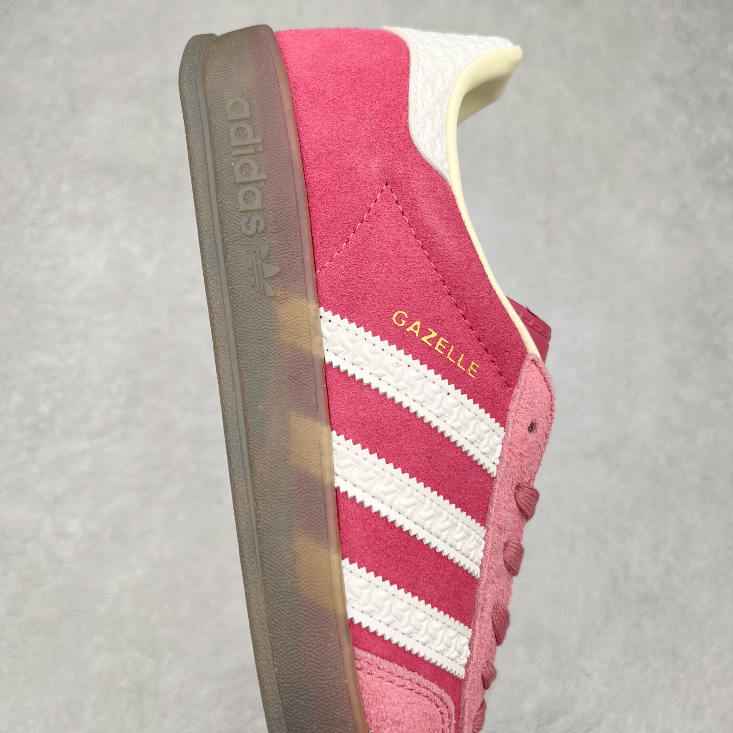 图片[6]-＃XC纯原 AD Original Gazelle Trainers 瞪羚室内鞋系列低帮复古百搭休闲运动德训风板鞋 高端零售特供批次 原厂定制长毛翻毛皮组合环保纤维革鞋面材质 内置环保海玻璃鞋垫 外置RB橡胶大底 产品品控稳定性领先行业 原厂全套原楦原纸板冲刀磨具开发 原厂皮料加持 原厂港宝加持定型后跟R度完美 将复古进行到底 简约流畅 三十年不变经典 这款Gazelle运动鞋 无论面料、配色、质感或设计 都只在重现其1991年原款的经典 皮革鞋面 撞色三条纹和鞋跟标的设计 力求呈现90年代的经典复古风潮 Samba火热的同时 也带动了其它的复古鞋型 Gazelle便是其中一只 Gazelle Indoor拥有包边更宽的T字型鞋头 更好的保护运动员的前掌 浓浓的复古氛围感 非常适合现在流行的Cleanfit风格 尺码：35.5 36 36⅔ 37⅓ 38 38⅔ 39⅓ 40 40⅔ 41⅓ 42 42⅔ 43⅓ 44 44⅔ 45-选品中心