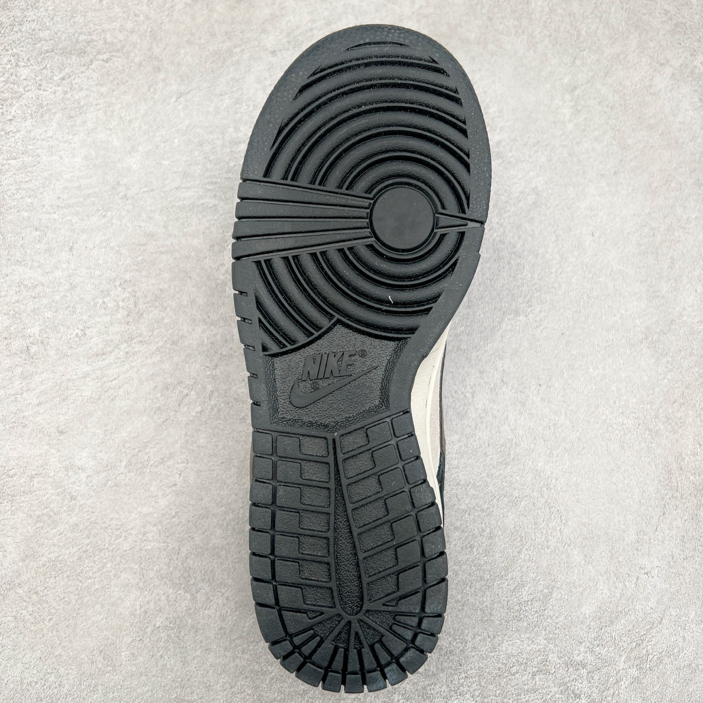 图片[9]-＃纯原福利 NK Dunk Low 定制系列配色 无原鞋不开发 全系列得物原鞋一比一校对开发 配色持续更新中 终端对接 优势输出 全套原厂楦头原纸板数据档案倾力打造 原汁原味莞产 极致还原 圈内最强针车工艺 高端零售指定版 广东原厂配套原盒原标 鞋盒分三个尺码段 原厂冲刀 超高清洁度 全鞋零毛边皮料切割 采用原厂百宏鞋带以及原厂百宏织唛舌标 内标可供原厂几率过验 进口原装条纹中底布 四线拉帮白色点胶 原厂拉帮手法遵循公司 原厂电绣 极致还原 尺码：36 36.5 37.5 38 38.5 39 40 40.5 41 42 42.5 43 44 44.5 45 46 47.5-选品中心