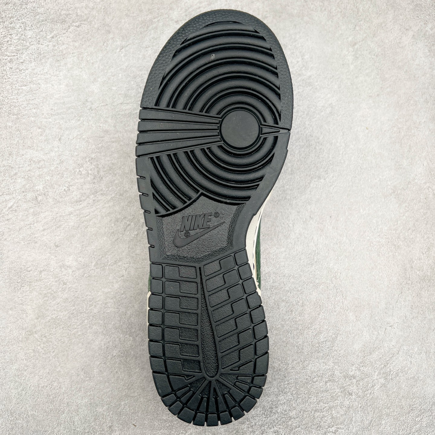 图片[9]-＃纯原福利 NK Dunk Low 定制系列配色 无原鞋不开发 全系列得物原鞋一比一校对开发 配色持续更新中 终端对接 优势输出 全套原厂楦头原纸板数据档案倾力打造 原汁原味莞产 极致还原 圈内最强针车工艺 高端零售指定版 广东原厂配套原盒原标 鞋盒分三个尺码段 原厂冲刀 超高清洁度 全鞋零毛边皮料切割 采用原厂百宏鞋带以及原厂百宏织唛舌标 内标可供原厂几率过验 进口原装条纹中底布 四线拉帮白色点胶 原厂拉帮手法遵循公司 原厂电绣 极致还原 尺码：36 36.5 37.5 38 38.5 39 40 40.5 41 42 42.5 43 44 44.5 45 46 47.5-选品中心