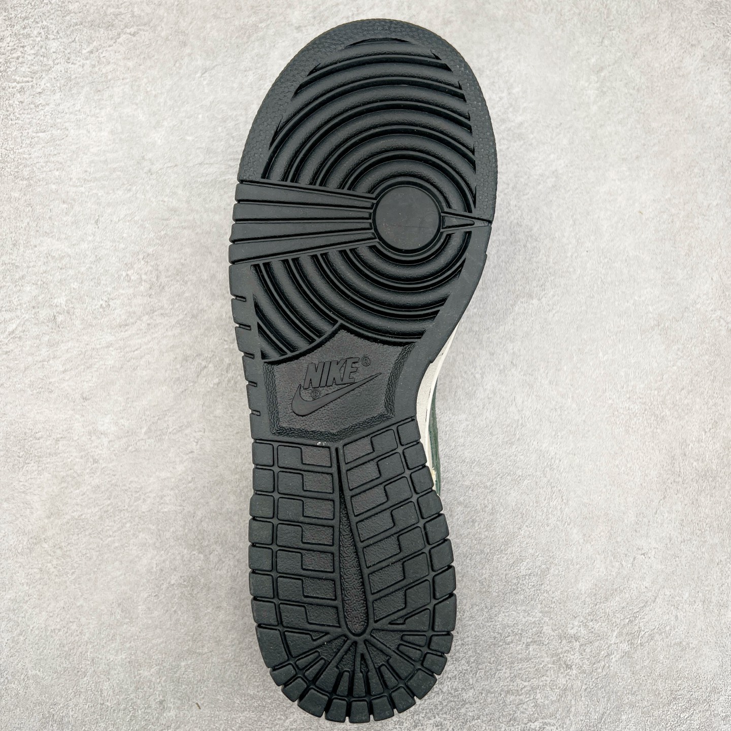 图片[9]-＃纯原福利 NK Dunk Low 定制系列配色 无原鞋不开发 全系列得物原鞋一比一校对开发 配色持续更新中 终端对接 优势输出 全套原厂楦头原纸板数据档案倾力打造 原汁原味莞产 极致还原 圈内最强针车工艺 高端零售指定版 广东原厂配套原盒原标 鞋盒分三个尺码段 原厂冲刀 超高清洁度 全鞋零毛边皮料切割 采用原厂百宏鞋带以及原厂百宏织唛舌标 内标可供原厂几率过验 进口原装条纹中底布 四线拉帮白色点胶 原厂拉帮手法遵循公司 原厂电绣 极致还原 尺码：36 36.5 37.5 38 38.5 39 40 40.5 41 42 42.5 43 44 44.5 45 46 47.5-选品中心