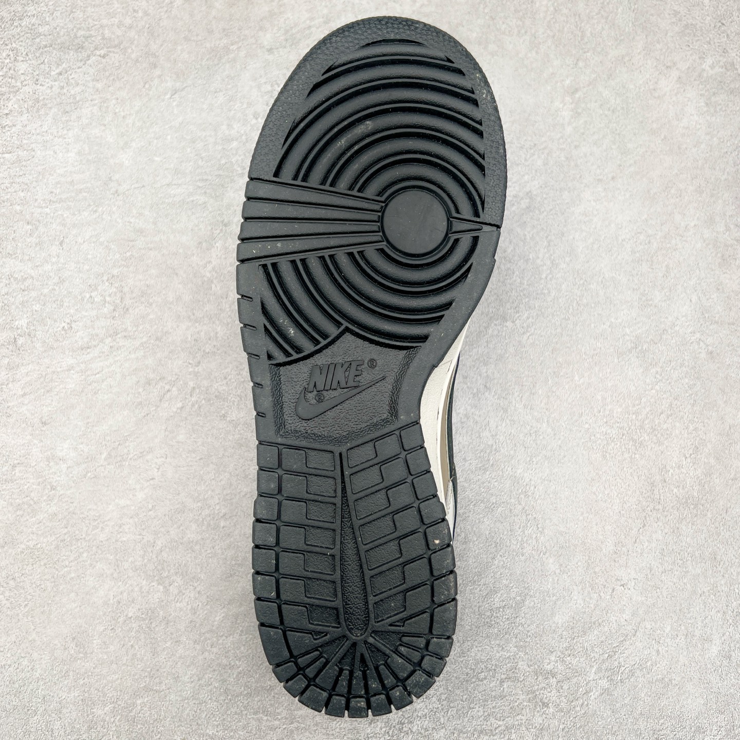 图片[9]-＃纯原福利 NK Dunk Low 定制系列配色 无原鞋不开发 全系列得物原鞋一比一校对开发 配色持续更新中 终端对接 优势输出 全套原厂楦头原纸板数据档案倾力打造 原汁原味莞产 极致还原 圈内最强针车工艺 高端零售指定版 广东原厂配套原盒原标 鞋盒分三个尺码段 原厂冲刀 超高清洁度 全鞋零毛边皮料切割 采用原厂百宏鞋带以及原厂百宏织唛舌标 内标可供原厂几率过验 进口原装条纹中底布 四线拉帮白色点胶 原厂拉帮手法遵循公司 原厂电绣 极致还原 尺码：36 36.5 37.5 38 38.5 39 40 40.5 41 42 42.5 43 44 44.5 45 46 47.5-选品中心