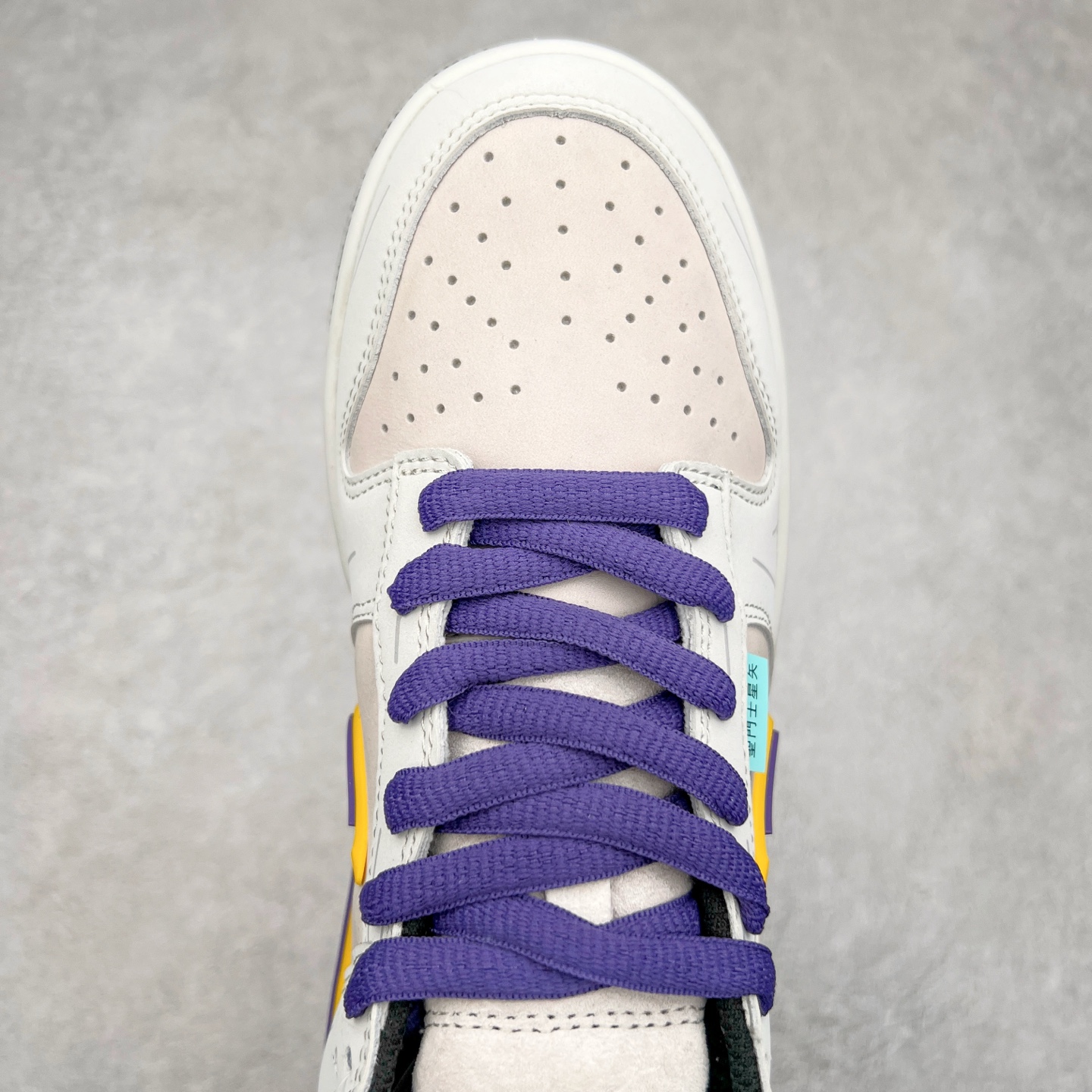 图片[4]-＃纯原福利 NK Dunk Low 定制系列配色 无原鞋不开发 全系列得物原鞋一比一校对开发 配色持续更新中 终端对接 优势输出 全套原厂楦头原纸板数据档案倾力打造 原汁原味莞产 极致还原 圈内最强针车工艺 高端零售指定版 广东原厂配套原盒原标 鞋盒分三个尺码段 原厂冲刀 超高清洁度 全鞋零毛边皮料切割 采用原厂百宏鞋带以及原厂百宏织唛舌标 内标可供原厂几率过验 进口原装条纹中底布 四线拉帮白色点胶 原厂拉帮手法遵循公司 原厂电绣 极致还原 尺码：36 36.5 37.5 38 38.5 39 40 40.5 41 42 42.5 43 44 44.5 45 46 47.5-选品中心