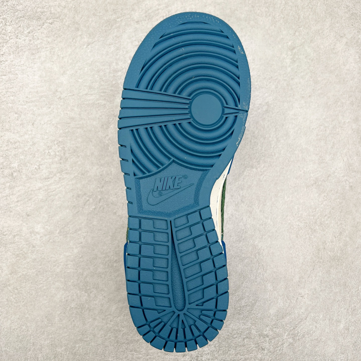 图片[9]-＃纯原福利 NK Dunk Low 定制系列配色 无原鞋不开发 全系列得物原鞋一比一校对开发 配色持续更新中 终端对接 优势输出 全套原厂楦头原纸板数据档案倾力打造 原汁原味莞产 极致还原 圈内最强针车工艺 高端零售指定版 广东原厂配套原盒原标 鞋盒分三个尺码段 原厂冲刀 超高清洁度 全鞋零毛边皮料切割 采用原厂百宏鞋带以及原厂百宏织唛舌标 内标可供原厂几率过验 进口原装条纹中底布 四线拉帮白色点胶 原厂拉帮手法遵循公司 原厂电绣 极致还原 尺码：36 36.5 37.5 38 38.5 39 40 40.5 41 42 42.5 43 44 44.5 45 46 47.5-选品中心