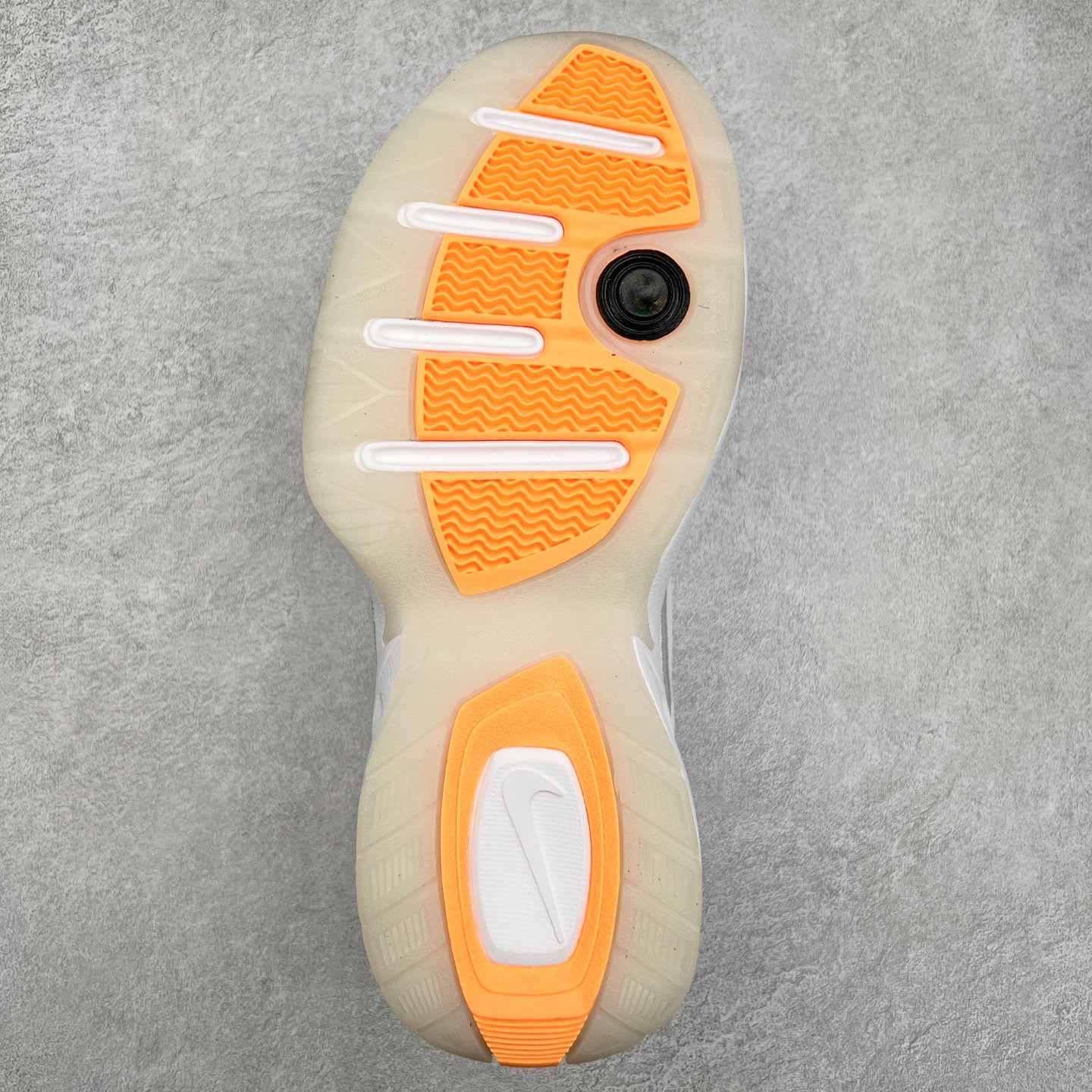 图片[9]-NK Air Monarch IV M2K Tekno 复古潮流老爹鞋 雪天 AV6676-100 优质皮革打造鞋面 夸张流线极符 风靡老爹元素 外形延续当下潮流得未来感老爹鞋 设计干净配色风格也带有浓郁的复古感受 极为独特 尺码：36 36.5 37.5 38 38.5 39 40 40.5 41 42 42.5 43 44 44.5 45-选品中心