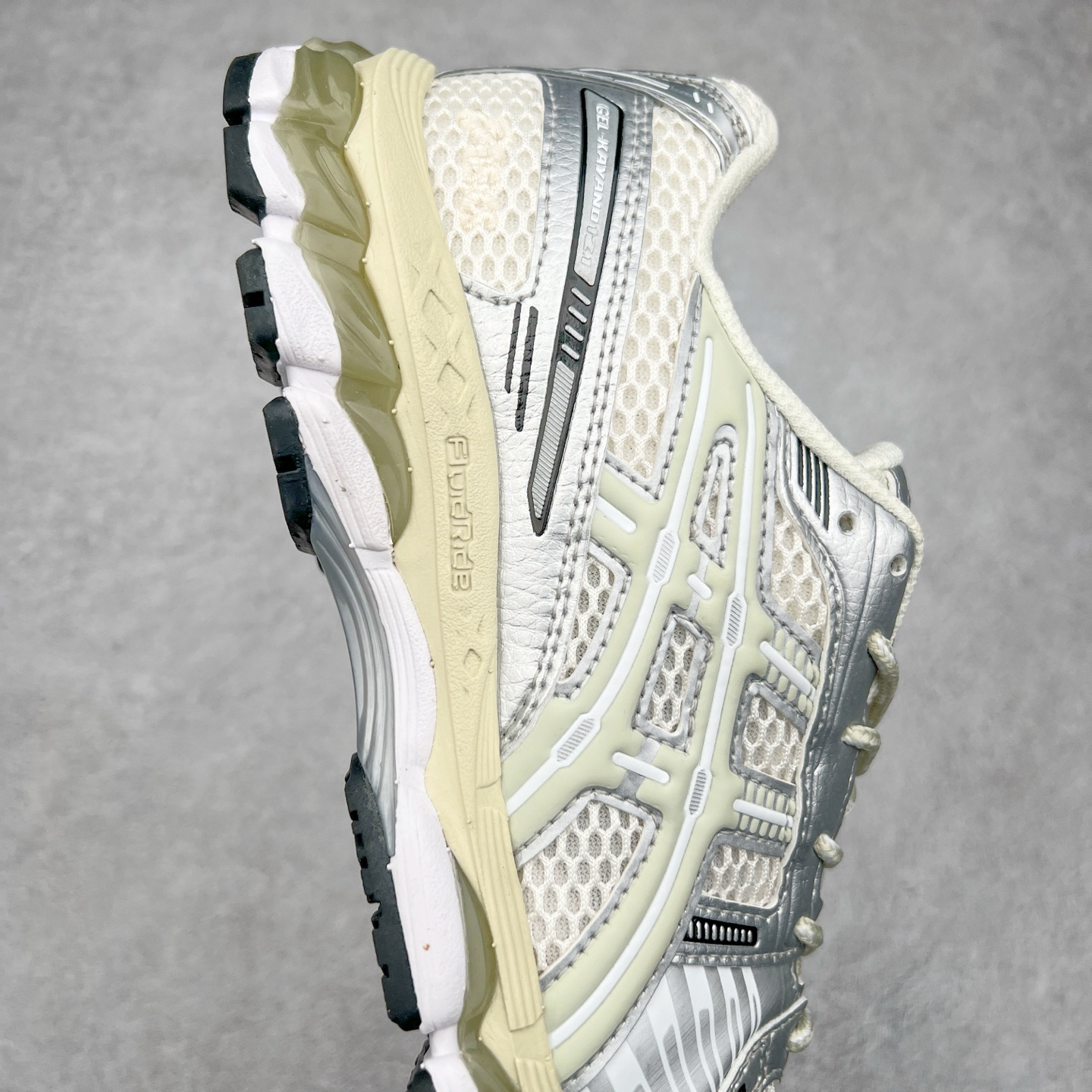 图片[6]-KITH x Asics Gel Kayano 12.1\\\”Cream/Pure Aqua\\\”亚瑟士卡亚诺12.1代系列低帮轻量缓震休闲运动跑步鞋 采用环保太空合成革配合透气网眼布鞋面材质 中底3D可视GEL缓震胶效果 升级EVA全新缓震中底部位科技组合耐磨橡胶外底片 尺码：36 37 37.5 38 39 39.5 40.5 41.5 42 42.5 43.5 44 44.5 45-选品中心