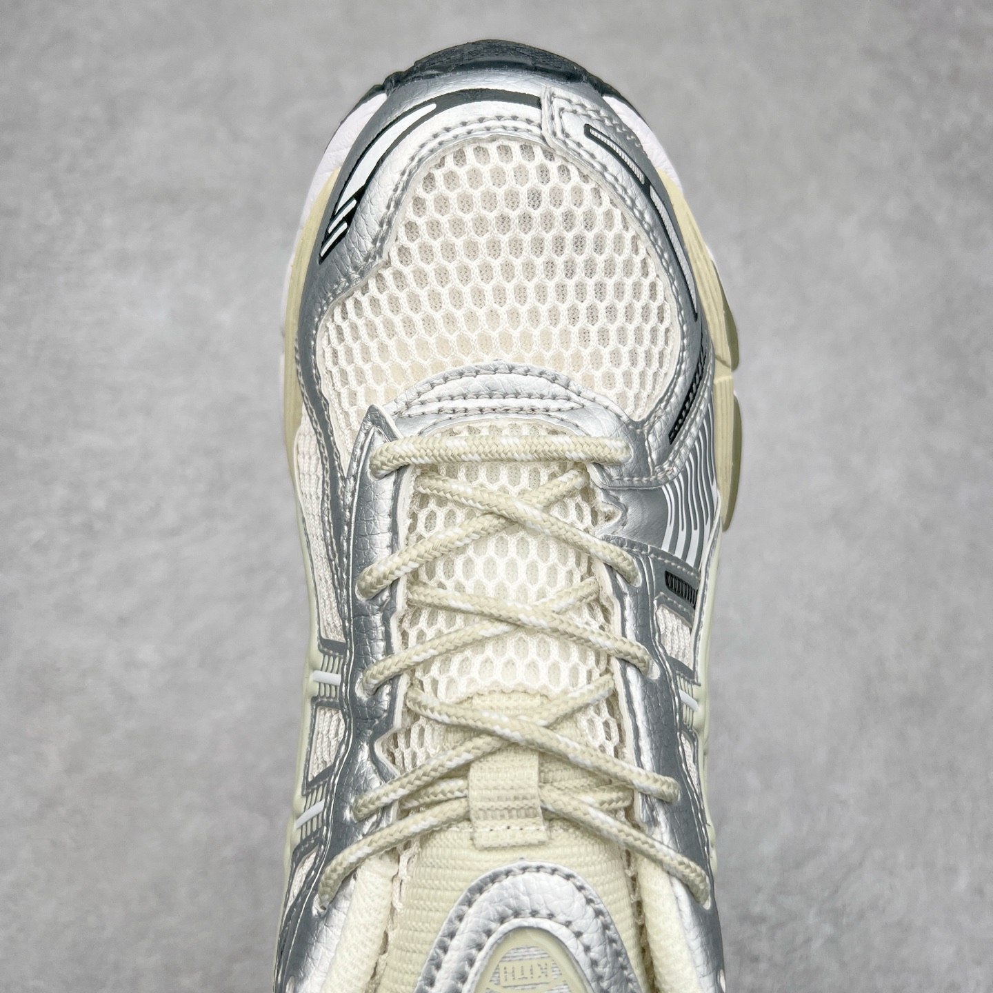 图片[4]-KITH x Asics Gel Kayano 12.1\\\”Cream/Pure Aqua\\\”亚瑟士卡亚诺12.1代系列低帮轻量缓震休闲运动跑步鞋 采用环保太空合成革配合透气网眼布鞋面材质 中底3D可视GEL缓震胶效果 升级EVA全新缓震中底部位科技组合耐磨橡胶外底片 尺码：36 37 37.5 38 39 39.5 40.5 41.5 42 42.5 43.5 44 44.5 45-选品中心