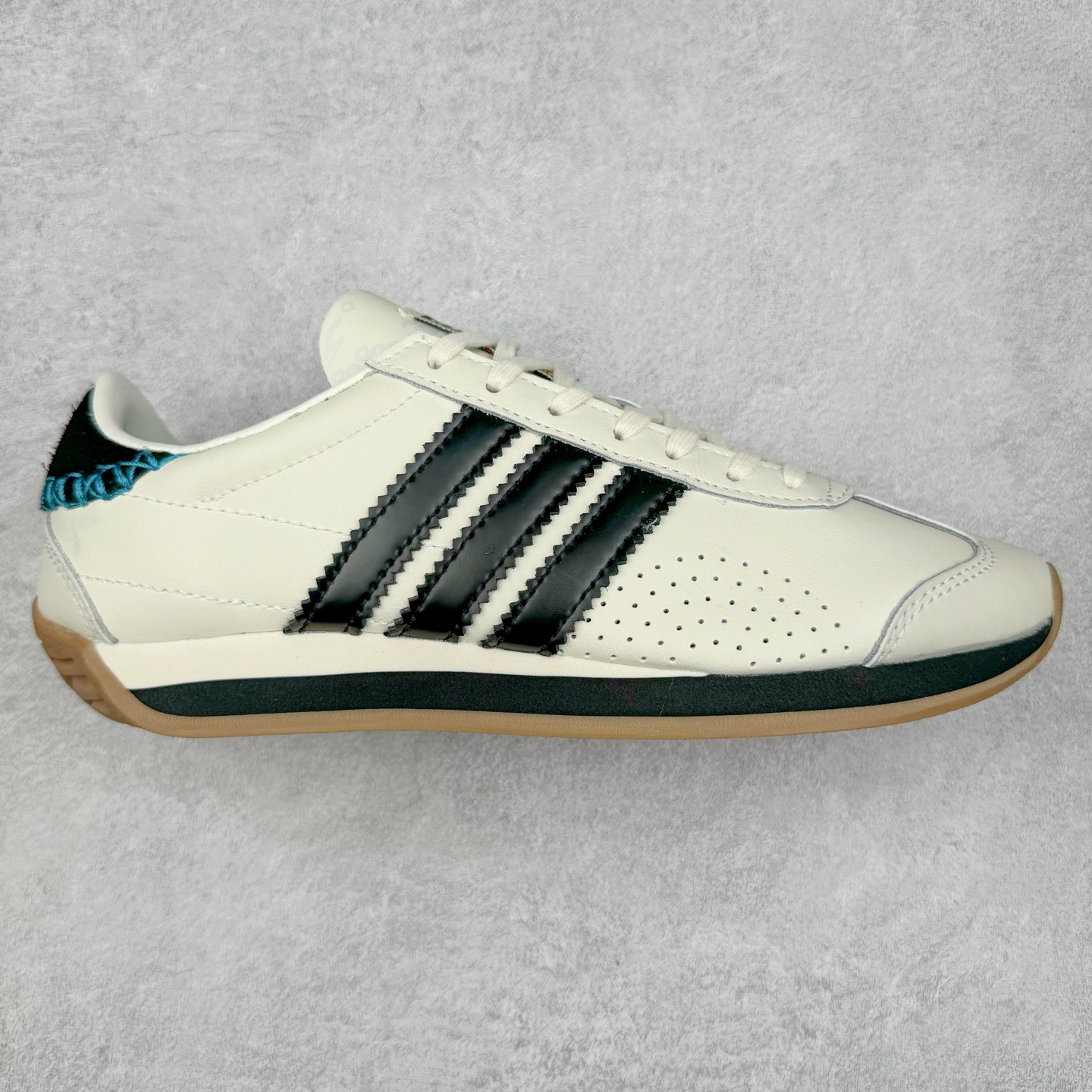 Song for the Mute x AD Originals SFTM-003 联名款复古慢跑鞋 Originals与时装品牌Song for the Mute即将迎来第三个合作系列 这个系列主打的也是怀旧的氛围 采用了Country OG这个诞生于上世纪70年代的鞋款 尼龙和绒面革的梦幻拼接 低调而富有质感 呈现SFTM一贯的面料美学 三款不同风格的配色 亮点十足的斑点鞋带 体现怀旧主义和前卫设计无缝交织 鞋款采用了低帮的造型 方便日常穿着 同时对于外底做了处理 皮革材质和尼龙布材质的组合也更具是时代感 尺码：36 36.5 37 38 38.5 39 40 40.5 41 42 42.5 43 44 44.5 45-选品中心