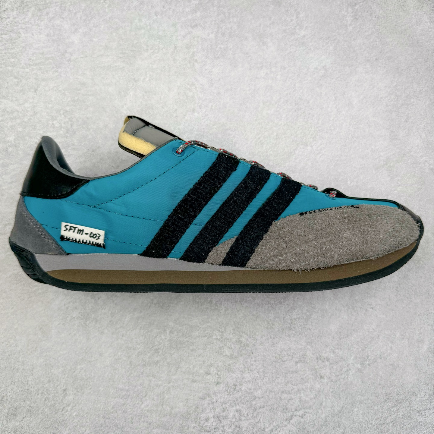 Song for the Mute x AD Originals SFTM-003 联名款复古慢跑鞋 Originals与时装品牌Song for the Mute即将迎来第三个合作系列 这个系列主打的也是怀旧的氛围 采用了Country OG这个诞生于上世纪70年代的鞋款 尼龙和绒面革的梦幻拼接 低调而富有质感 呈现SFTM一贯的面料美学 三款不同风格的配色 亮点十足的斑点鞋带 体现怀旧主义和前卫设计无缝交织 鞋款采用了低帮的造型 方便日常穿着 同时对于外底做了处理 皮革材质和尼龙布材质的组合也更具是时代感 尺码：36 36.5 37 38 38.5 39 40 40.5 41 42 42.5 43 44 44.5 45-选品中心