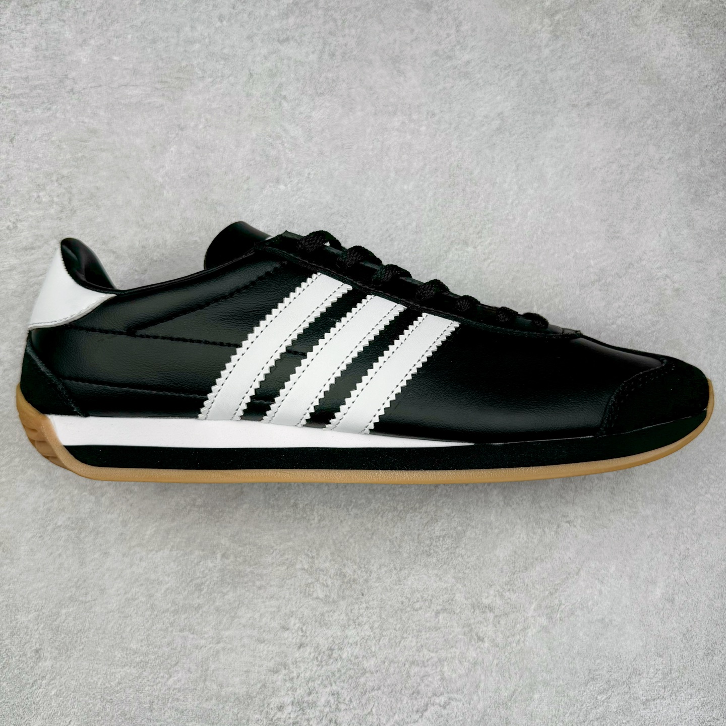 Song for the Mute x AD Originals SFTM-003 联名款复古慢跑鞋 Originals与时装品牌Song for the Mute即将迎来第三个合作系列 这个系列主打的也是怀旧的氛围 采用了Country OG这个诞生于上世纪70年代的鞋款 尼龙和绒面革的梦幻拼接 低调而富有质感 呈现SFTM一贯的面料美学 三款不同风格的配色 亮点十足的斑点鞋带 体现怀旧主义和前卫设计无缝交织 鞋款采用了低帮的造型 方便日常穿着 同时对于外底做了处理 皮革材质和尼龙布材质的组合也更具是时代感 尺码：36 36.5 37 38 38.5 39 40 40.5 41 42 42.5 43 44 44.5 45-选品中心