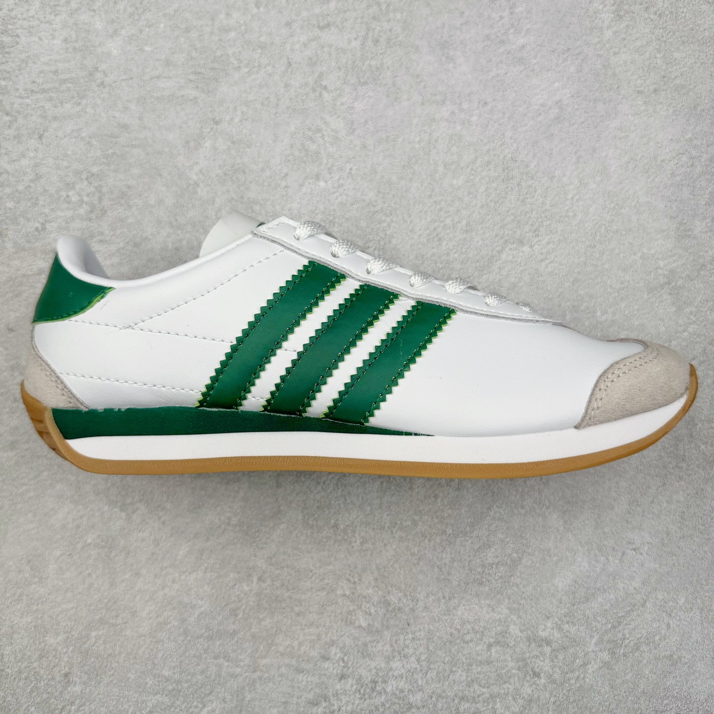 Song for the Mute x AD Originals SFTM-003 联名款复古慢跑鞋 Originals与时装品牌Song for the Mute即将迎来第三个合作系列 这个系列主打的也是怀旧的氛围 采用了Country OG这个诞生于上世纪70年代的鞋款 尼龙和绒面革的梦幻拼接 低调而富有质感 呈现SFTM一贯的面料美学 三款不同风格的配色 亮点十足的斑点鞋带 体现怀旧主义和前卫设计无缝交织 鞋款采用了低帮的造型 方便日常穿着 同时对于外底做了处理 皮革材质和尼龙布材质的组合也更具是时代感 尺码：36 36.5 37 38 38.5 39 40 40.5 41 42 42.5 43 44 44.5 45-选品中心